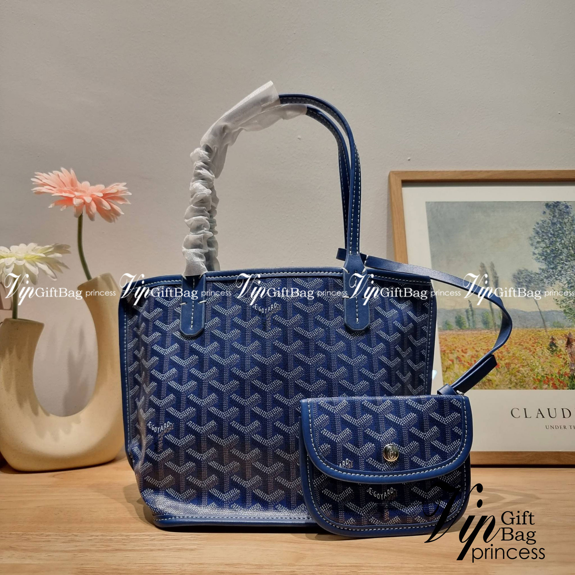 GOYARD MINI ANJOU REVERSIBLE TOTE ฮอตไอเท็ม กับกระเป๋าสะพายทรงโท้ท ไซส์มินิ กะทัดรัดมาก มาครบสีขายดี เลิศทุกสี รูปทรงคลาสสิค ดีไซน์เป็นเอกลักษณ์ ใช้งานได้หลากหลาย สามารถกลับด้านใช้ได้แบบไม่มีเบื่อ