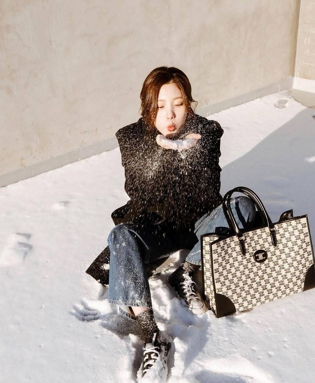 CELINE LARGE TOTE BAG VIP วัสดุ CANVAS ทรงเหลี่ยมดีไซน์ Casual สวยคลาสสิคสไตล์สาว Lisa ใบใหญ่ใส่สัมภาระได้เยอะจุใจภายในโล่งกว้าง ใส่เอกสาร A4 หนังสือ กระเป๋าสตางค์ มือถือ ของใช้ได้เยอะ หูจับหนังเเข็งแรงจับถนัดมือจะถือหรือสะพายก็ดูดี ไอเท็มแนะนำฮิตพร้อมส่ง