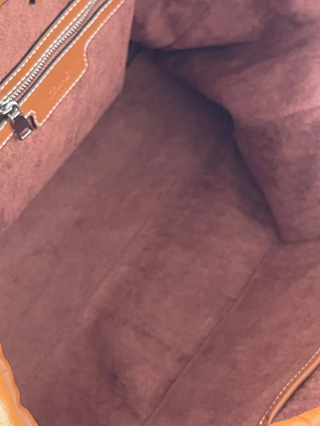 Celine cabas drawstring cuir triomphe in Smooth Calfskin / celine shopping bag เป็นกระเป๋าที่ดีไซน์คลาสสิก เรียบหรู ไม่ตกยุค โดดเด่นเพราะมีโลโก้อยู่ตรงกลาง ออกแบบมาให้ใส่ของใช้ในชีวิตประจำวัน ซึ่งคุณสามารถใช้เป็นกระเป๋าถือหรือสะพายไหล่ก็ล้วนเก๋และมีความคล