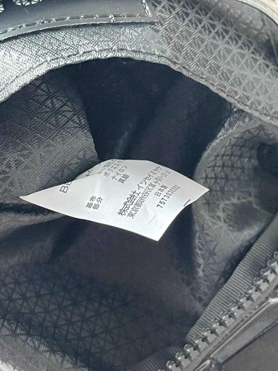 BaoBao Issey Miyake Small Boston Bag กระเป๋าบอสตันที่มีดีไซน์สปอร์ต มีช่องซิปที่ทำให้หยิบสิ่งของออกมาได้ง่ายแล้ว แบบกว้างที่ด้านล่างของกระเป๋ายังให้ความจุที่ยอดเยี่ยม