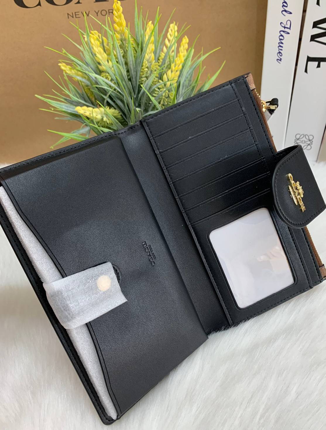 พร้อมส่งครบ 5 สี กระเป๋าสตางค์ที่สาวๆต้องมีติดตัวค่าา😘 COACH TECH WALLET IN COLORBLOCK SIGNATURE ((C2874)) ✔️กระเป๋าเงินใบยาว หนังแท้ พร้อมสายคล้องมือในตัวค่ะ ✔️เปิดปิดด้านหน้าแบบฝากระดุม ภายในมีช่องใส่ธนบัตร2ช่อง ;สามารถใส่มือถือ ip