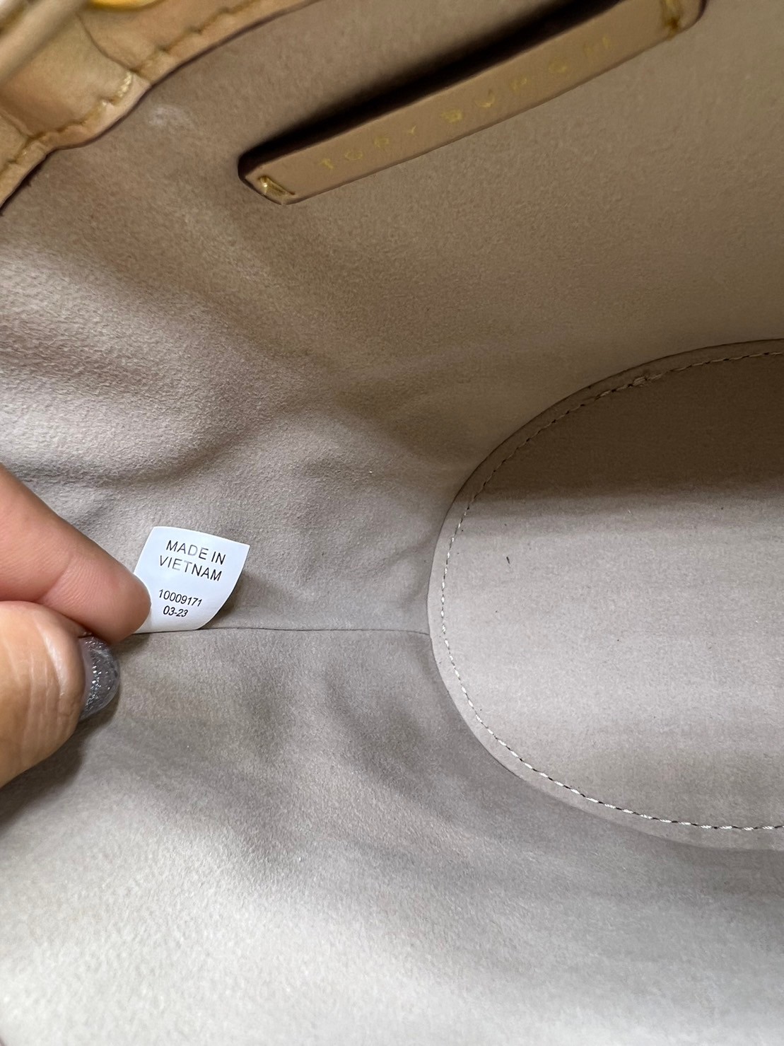 6 สี Tory Burch Puffy Mini / Tory burch T Monogram Puffy Patent Mini Bucket Bag / Tory Bucket Bag กระเป๋าบัคเกต size เล็ก โดดเด่นด้วยโลโก้ตัวนูนปั๊มด้านหน้า