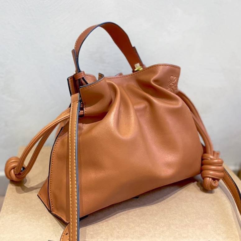 LOEWE Flamenco Clutch Bag / LOEWE CROSSBODY BAG กระเป๋าหนังทรงขนมจีบ อะไหล่ทอง วัสดุหนังอย่างดี