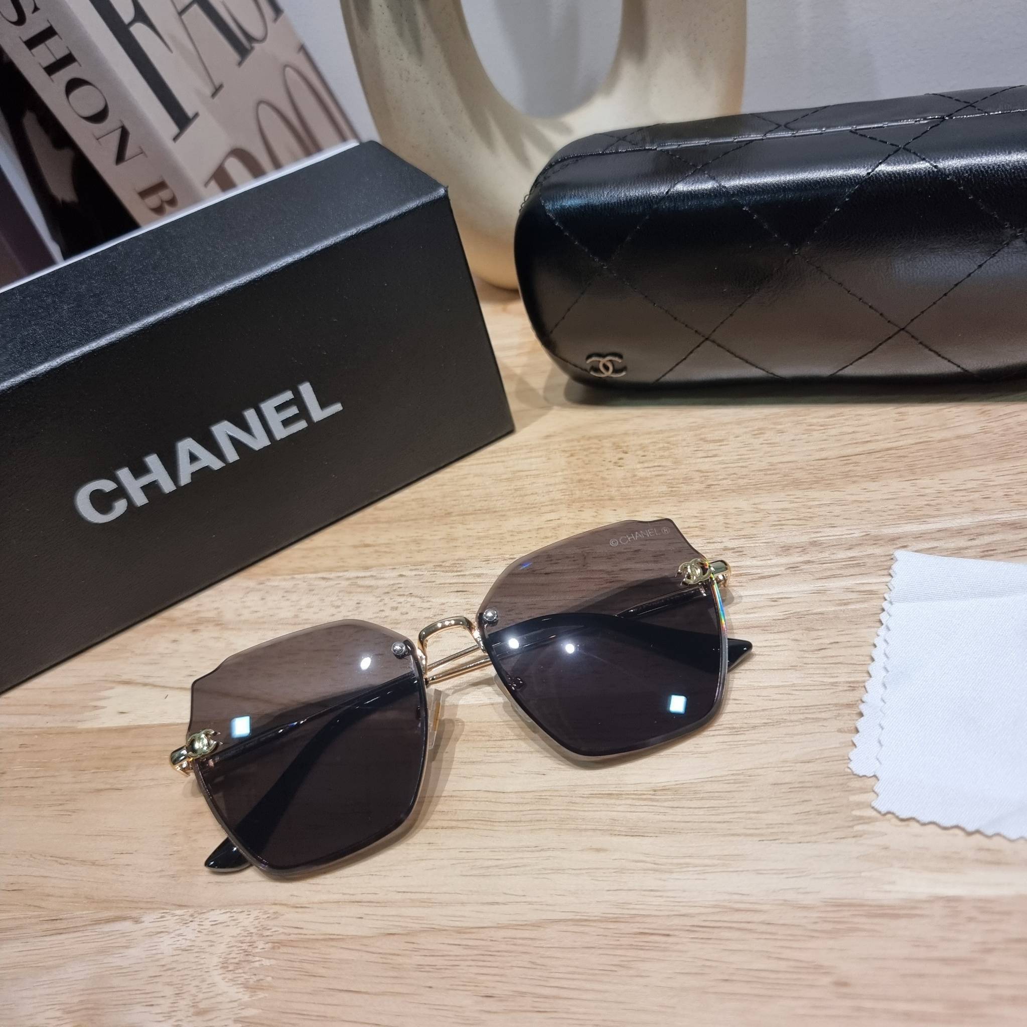 Chanel Sunglasses UV protection gift Box set สุดคุ้ม มาพร้อมอุปกรณ์ครบเซ็ท ดีไซน์ชิคมากแม่!! รับรองไม่ซ้ำใคร ใส่เสริมโหงวเฮ้ง ดูผู้ดี มีพกติดตัวไว้ไม่ตกเทรนด์ ใช้ได้ทุกโอกาส