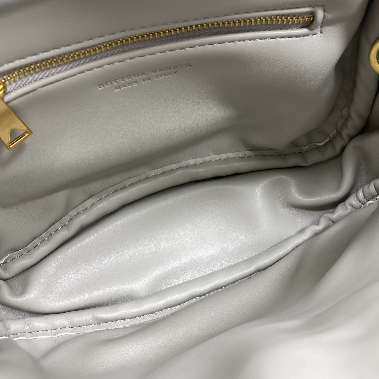 BOTTEGA intrecciato leather Snap Handle Handbag กระเป๋าถือ/สะพาย ดีไซส์สานเป็นเอกลักษณ์ หูจับในตัว หนังสวยงาม เกรดออริ สลับแท้ 1:1 ใช้งานต่างประเทศได้