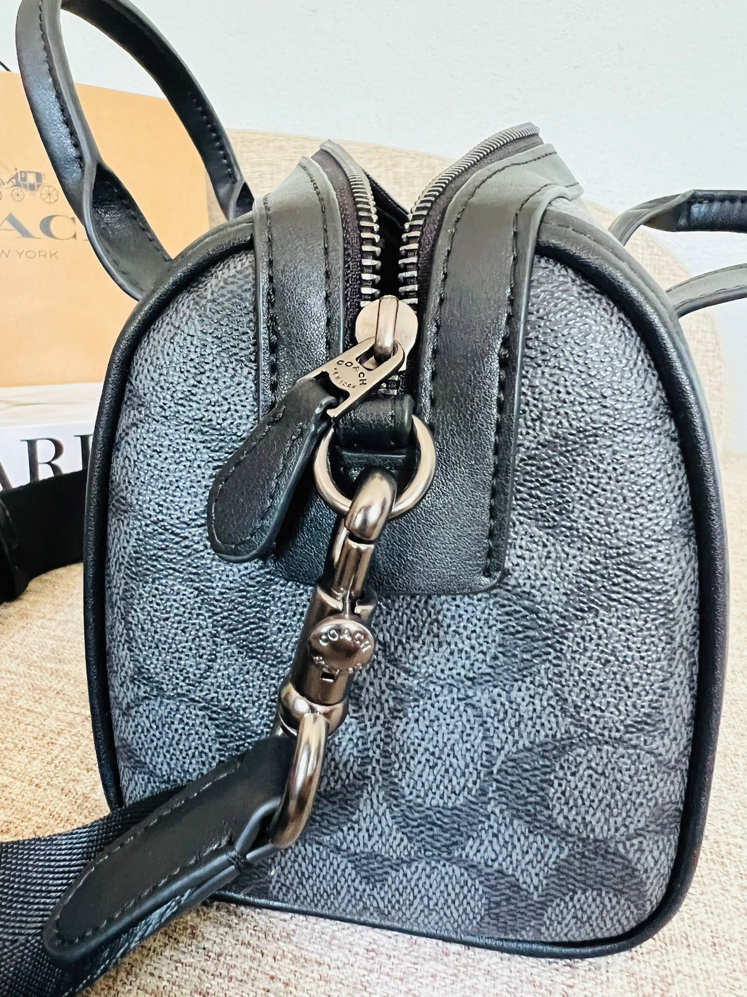 COACH GOTHAM DUFFLE 24 IN SIGNATURE CANVAS CA186 กระเป๋าทรงหมอนรุ่นใหม่สุด 2022 รุ่นนี้สามารถใช้ได้ทั้งชายหญิง หนังแท้อย่างดี นิ่มทรงสวย มากๆค่ะ เปิด-ปิดกระเป๋าแบบซิปคู่ด้านบนมีกระดุมรวบหูหิ้วให้ด้วยนะคะ ภายในกระเป๋าสามารถใส่สัมภาระที่จำเป็นในชีวิตประจำวั