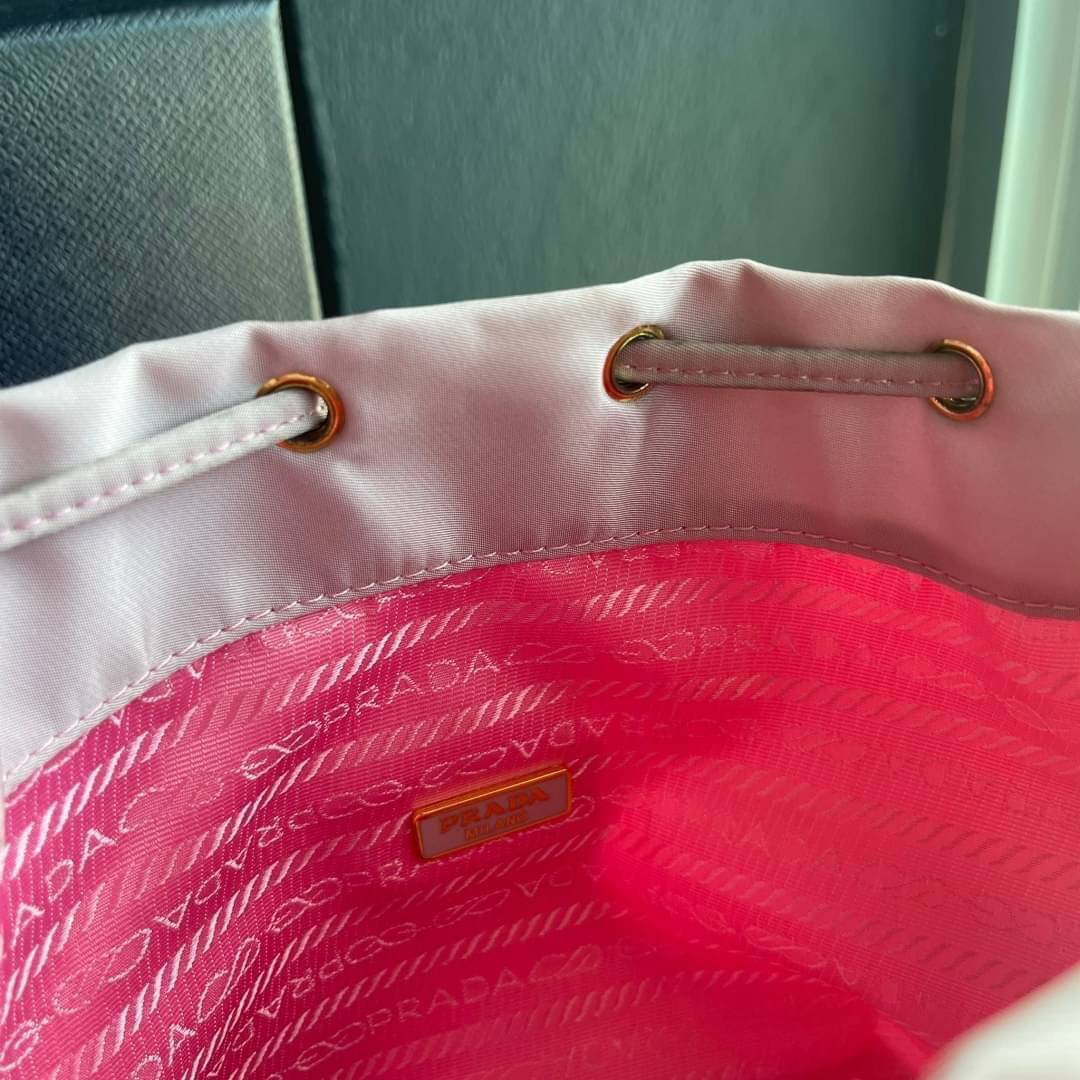Prada Duet Re-Nylon Bucket shoulder bag / Prada Nylon bucket bag Pastel เกรดใช้สลับใบจริง ออริจินอล ใช้งานต่างประเทศได้ น้องสาวสุดสวยมาให้จับจองอีกหนึ่ง สีพาสเทลน่ารักละมุนมากๆ ค่ะ กระเป๋าสะพายข้าง ทรงขนมจีบ ไซส์มินิ ขนาดน่ารักน่าใช้มาก วัสดุขอบหนังแท้ แล