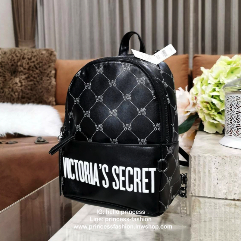 VICTORIA's SECRET MONOGRAM MINI CITY BACKPACK กระเป๋าเป้รุ่นใหม่ล่าสุดวัสดุหนังเรียบลาย Monogram ดีไซน์สวยดู Cool ขนาดมินิ น้ำหนักเบา เปิดปิดด้วยซิปสะดวกใช้ ด้านหน้ามีช่องซิป หูจับถนัดมือ สายสะพายปรับระดับได้ สวยน่าใช้มากๆค่ะ ไอเท็มใหมาชนช็อป! ราคาสุ