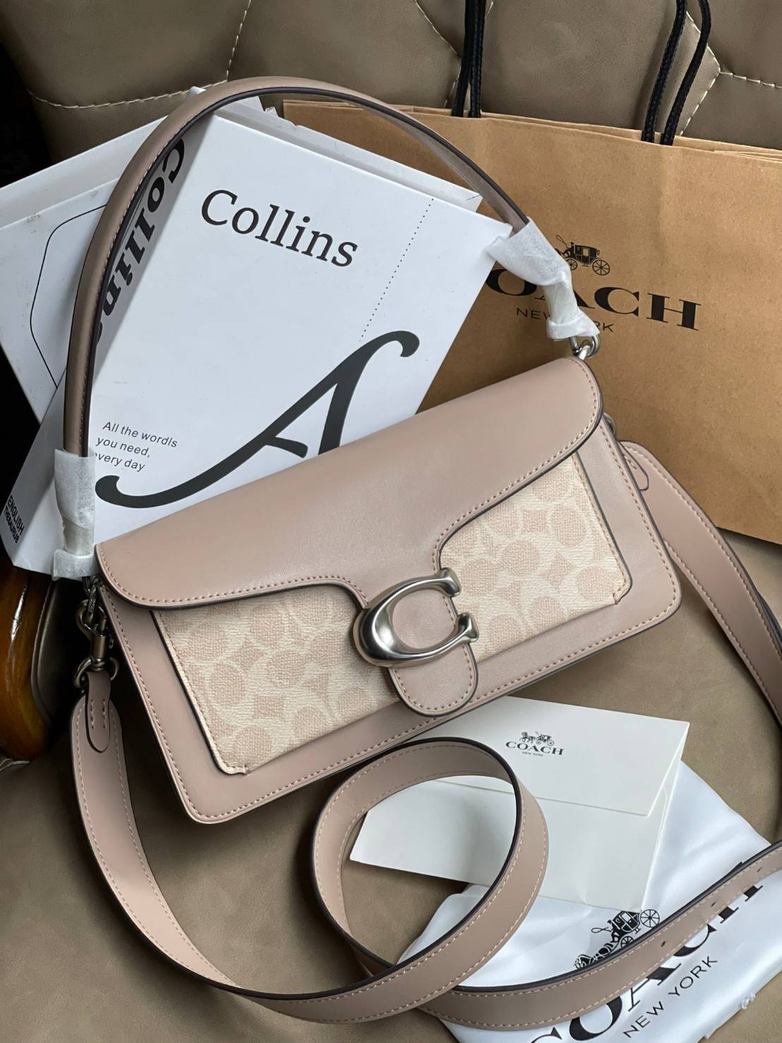 Coach tabby shoulder bag ให้ลุคเก๋ ๆ ด้วยสีและลวดลายคลาสสิกตามแบบฉบับสาว Coach กระเป๋าสะพายไหล่สุดคลาสสิกรุ่นนี้ เป็นรูปทรงสี่เหลี่ยมผืนผ้าที่เข้าได้กับสาว ๆ ทุกสไตล์ หมุดสำหรับเปิดปิดกระเป๋าที่เป็นรูปตัว C ทำให้ได้กระเป๋าที่บ่งบอกความเป็น Coach ได้อย่างส