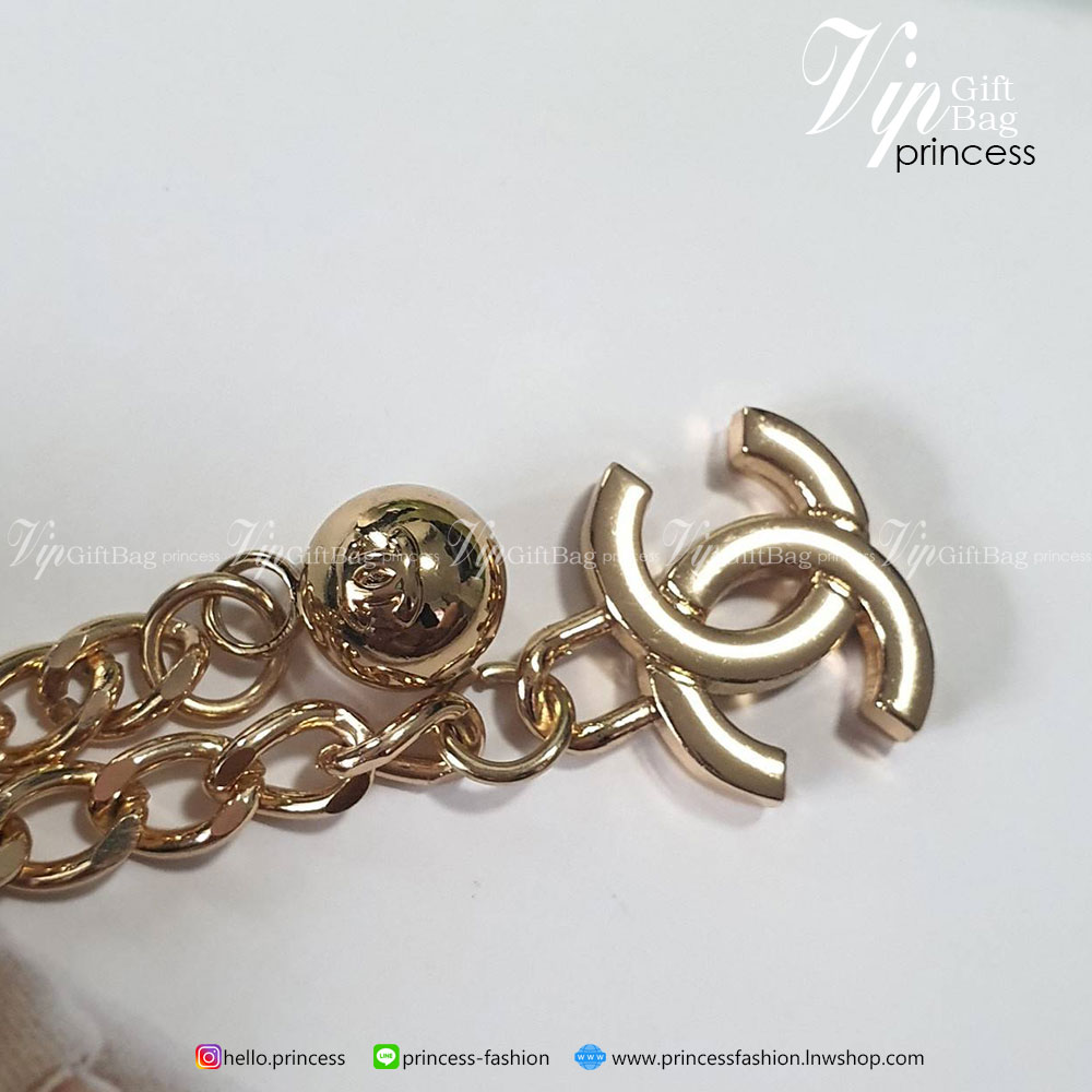 กระเป๋าสตางค์ใบสัยาวซิปรอบ แนะนำรุ่นนี้คะ งานพรีเมี่ยมกิ้ฟท์จากเค้าเตอร์ต่างประเทศ หนังสัมผัสลายคาเวียร์ด้าน จากแบรนด์ CHANEL (GWP) ด้านหน้ามีโลโก้แบรนด์ CC สีทองหรู #อะไหล่สีทองทั้งใบ เปิดปิดด้วยศิปรอบสีทอง ใส่ธนบัตรได้2ช่องใหญ่ ช่องใส่เหรียญปิดเปิดด้วยเ