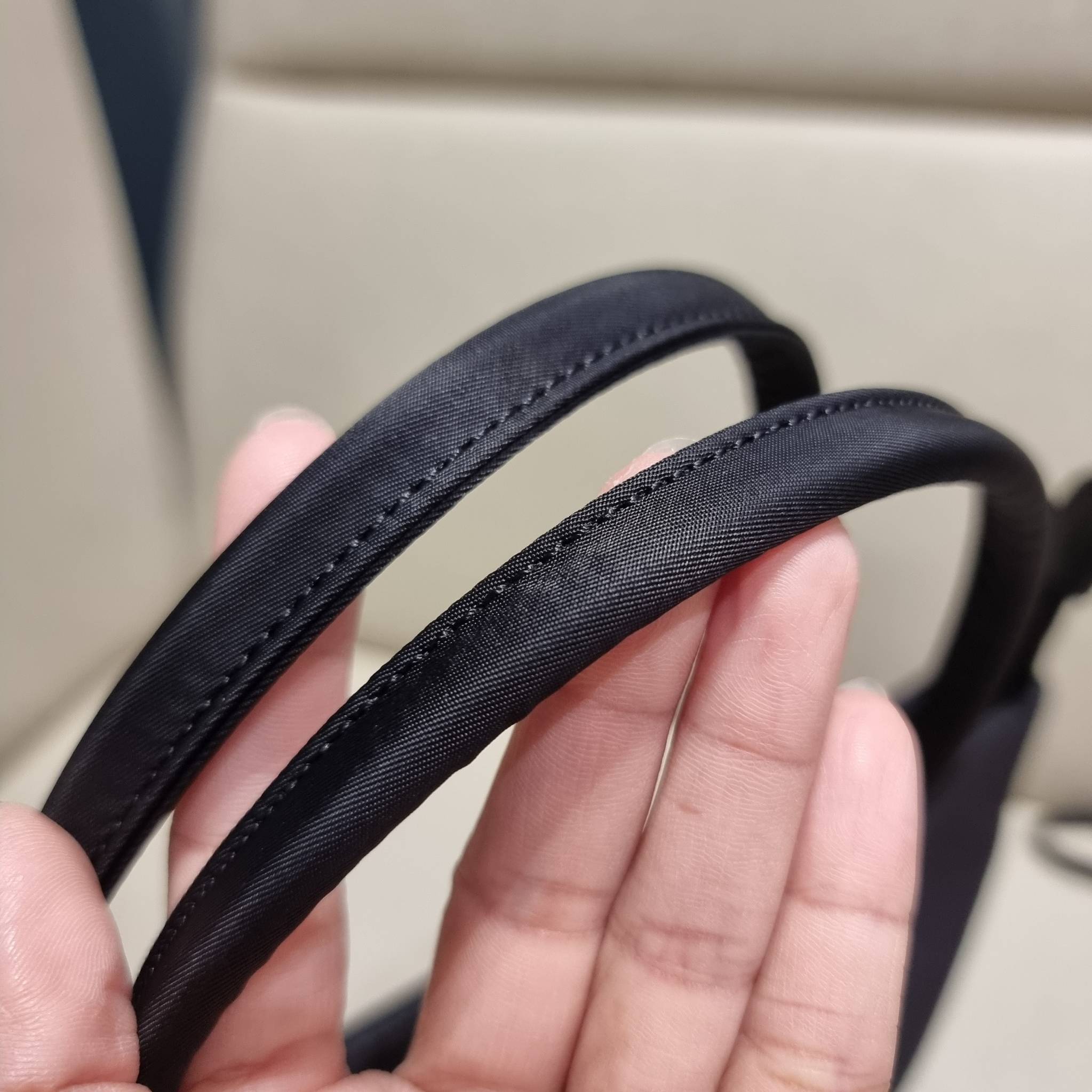 PRADA RE-NYLON TESUTO TOTE BAG กระเป๋าทรงช้อปปิ้ง ขนาดกำลังสวย รุ่นหายาก ขายดีตลอดกาล!!ด้วยรูปทรงที่ใช้งานง่ายและสะดวก ทำให้ครองใจทั้งสาวๆและหนุ่มๆได้ไม่ยาก วัสดุผ้าไนล่อนคุณภาพ พร้อมใบลูก ไว้ใส่เหรียญ ใส่กุญแจได้สารพัด ปากกระเป๋ามีซิปปิดกันของหล่น ภายในเ