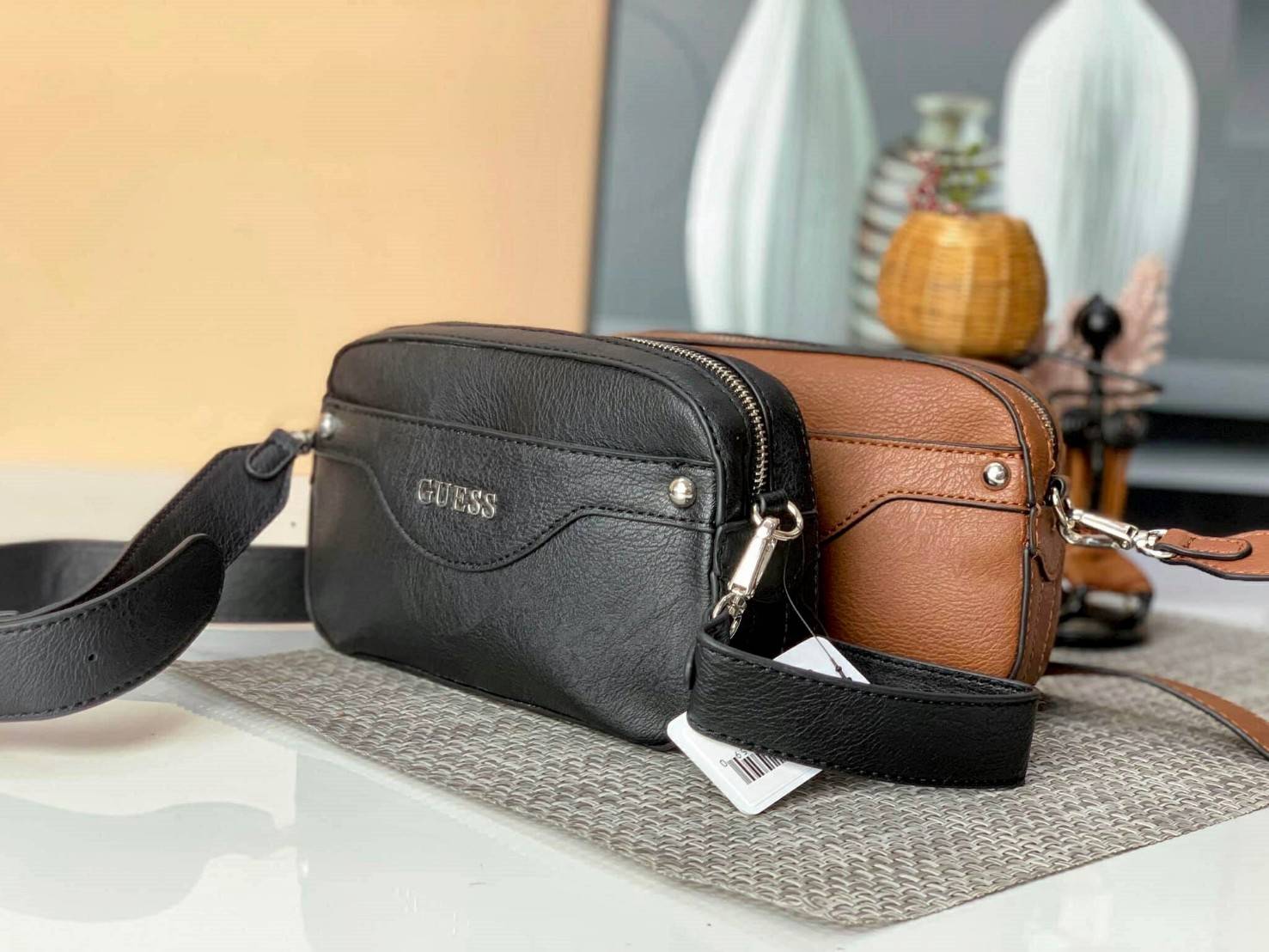 GUESS CROSSBODY BAG กระเป๋าสะพายรุ่นยอดนิยม วัสดุ Saffiano PU คุณภาพดี น้ำหนักเบา ด้านหน้าประดับด้วยโลโก้แบรนด์สุดหรู เปิดปิดกระเป๋าด้วยซิปสะดวกใช้ ด้านในโล่งกว้างมีช่องซิปและช่องเล็กสำหรับใส่ของ สามารถใส่มือถือได้ทุกรุ่น กระเป๋าสตางค์ใบสั้นได้ ซับในลายแบ