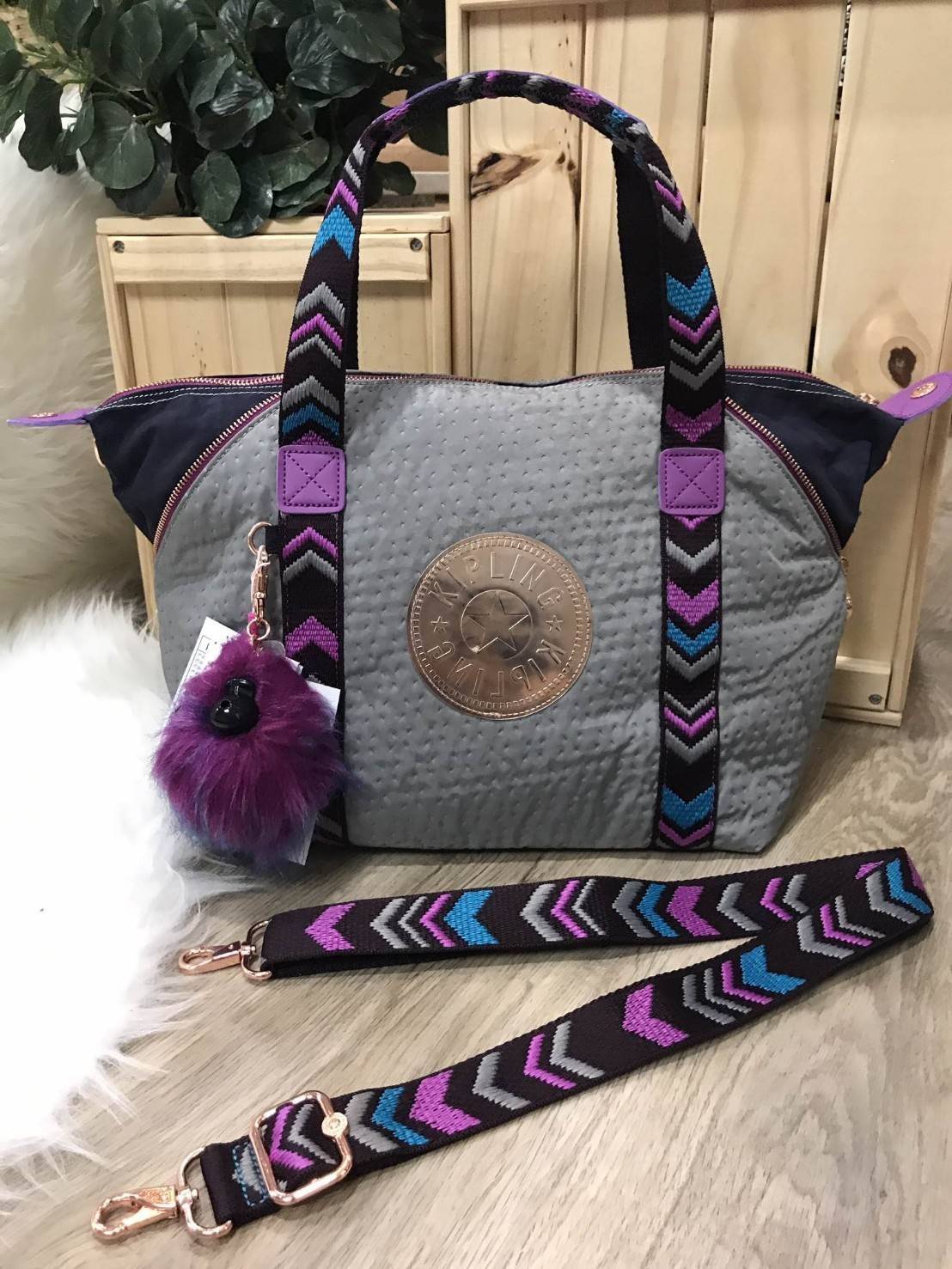 พร้อมส่งรุ่นหายาก NEW! KIPLING ART M TOTE BAG กระเป๋าถือหรือสะพายรุ่นใหม่ Special Limited Edition วัสดุ Nylon+Polyester 100% น้ำหนักเบาโดดเด่นที่สามารถรูดซิปมุมกระเป๋าเปลี่ยนทรงได้ไม่จำเจ มีหูหิ้วสะพายไหล่เเละสายยาว crossbody เลื่อนปรับระดับได้ มือจับหูหิ