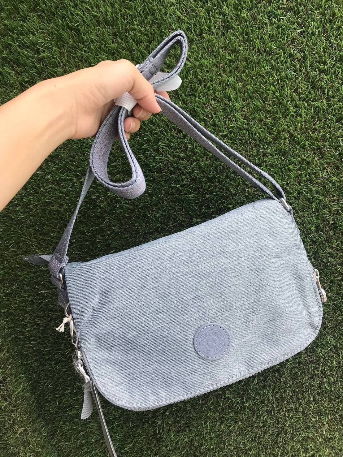 Kipling Basic Plus Earthbeat S Crossbody bag กระเป๋าสะพายทรงครอสบอดี้ สามารถสะพายได้ทั้งสายคู่และสายเดี่ยว มีดีเทลที่ฝาหน้ามีช่องซิปซ่อนทรงลึกและด้านหลังมีอีก1ช่อง ช่องหลักเปิดปิด2ชั้นด้วยกระดุมแม่เหล็กและซิปเดียวใช้งานง่าย ภายในใส่ได้ทั้งมินิไอแพด กระเป๋