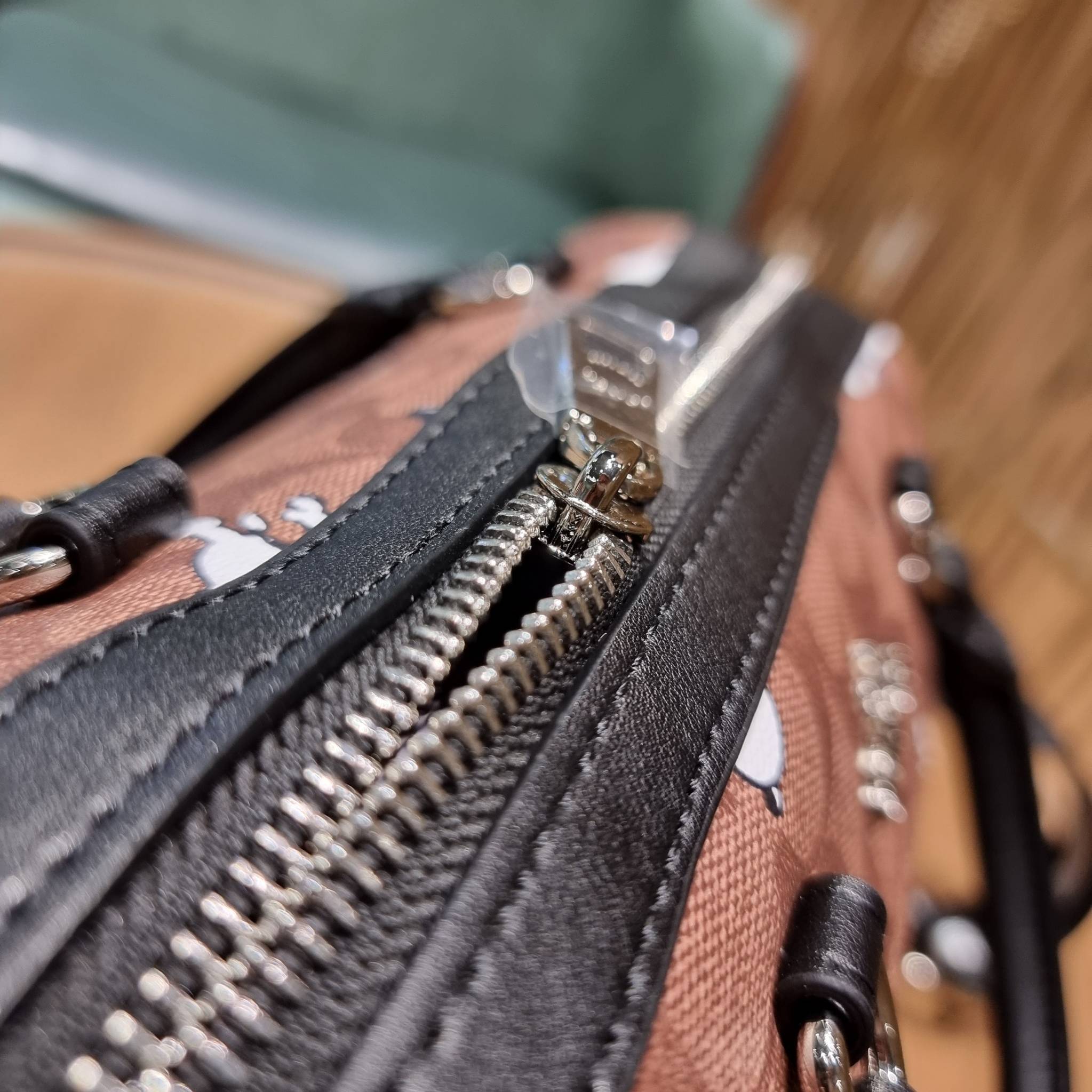 COACH C4118 COACH x PEANUTS ROWAN SATCHEL IN SIGNATURE CANVAS WITH SNOPPY PRINT สนูปพีที่สุดของคอลเลคชั่นแห่งความน่ารัก มาในดีไซน์ของกระเป๋าทรงหมอนยอดฮิต คลาสสิคใช้งานได้ไม่มีเบื่อ รอบนี้มาให้พร้อมสายสะพาย crossbody แบบสปอร์ต ทำให้ใช้งานได้อย่างกระฉับกระเ