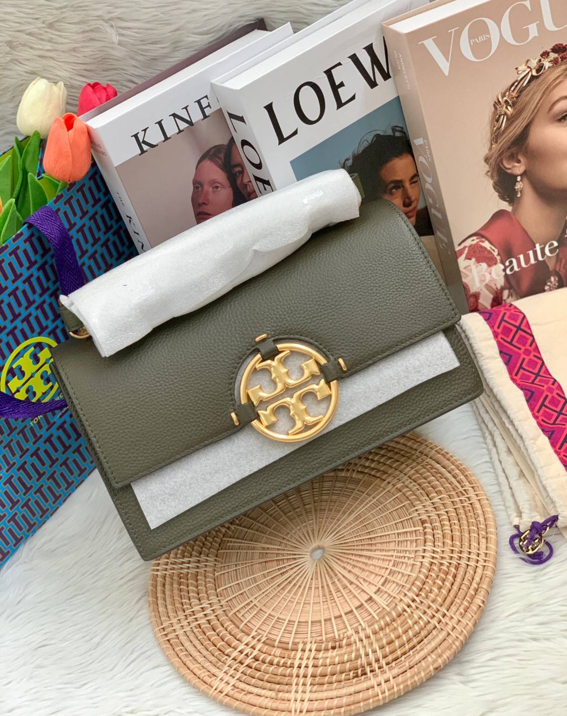 สวยจริงไม่จกตาจ้าา😘 TORY BURCH MILLER SHOULDER BAG BRAIDED STRAP LARGE ((81668)) พร้อมส่งที่ไทย! กระเป๋าหิ้วและสะพายไหล่ได้ในตัว หนังแท้ลายหนังสวยมากๆค่ะ ด้านหน้ามีอะไหล่โลโกแบรนด์ หรู สะพุดตาทีเดียว เปิดปิดกระเป๋าแบบฝาปิด ภายในมีช่องหลักใส่ของ2ช่