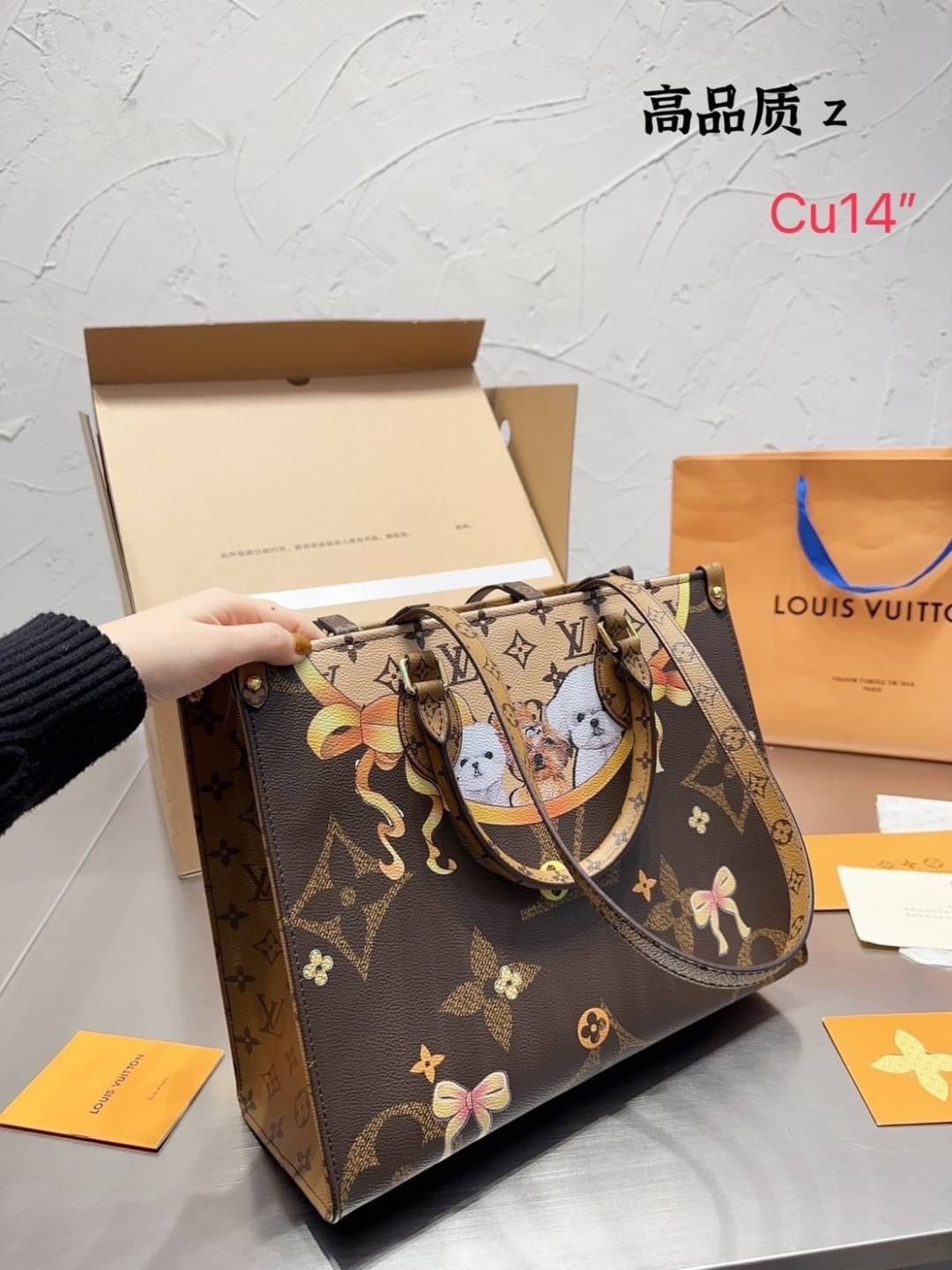 LV ONTHEGO Catogram Capsule Collection by Grace Coddington / LV CARRYALL TOTE กระเป๋าทรงโท้ทลายใหม่ น้องหมาน่ารัก น่าใช้ จุได้แบบจุกๆ ภายในโล่งกว้าง ภาพถ่ายจากงานจริง พร้อมส่ง