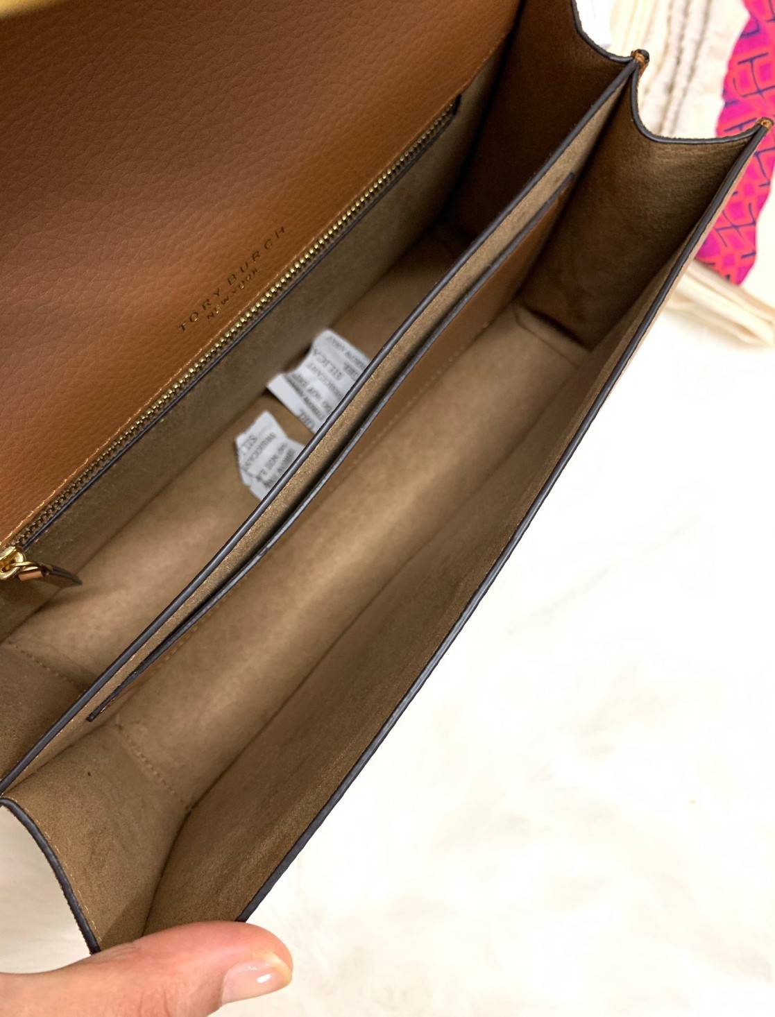 สวยจริงไม่จกตาจ้าา😘 TORY BURCH MILLER SHOULDER BAG BRAIDED STRAP LARGE ((81668)) พร้อมส่งที่ไทย! กระเป๋าหิ้วและสะพายไหล่ได้ในตัว หนังแท้ลายหนังสวยมากๆค่ะ ด้านหน้ามีอะไหล่โลโกแบรนด์ หรู สะพุดตาทีเดียว เปิดปิดกระเป๋าแบบฝาปิด ภายในมีช่องหลักใส่ของ2ช่