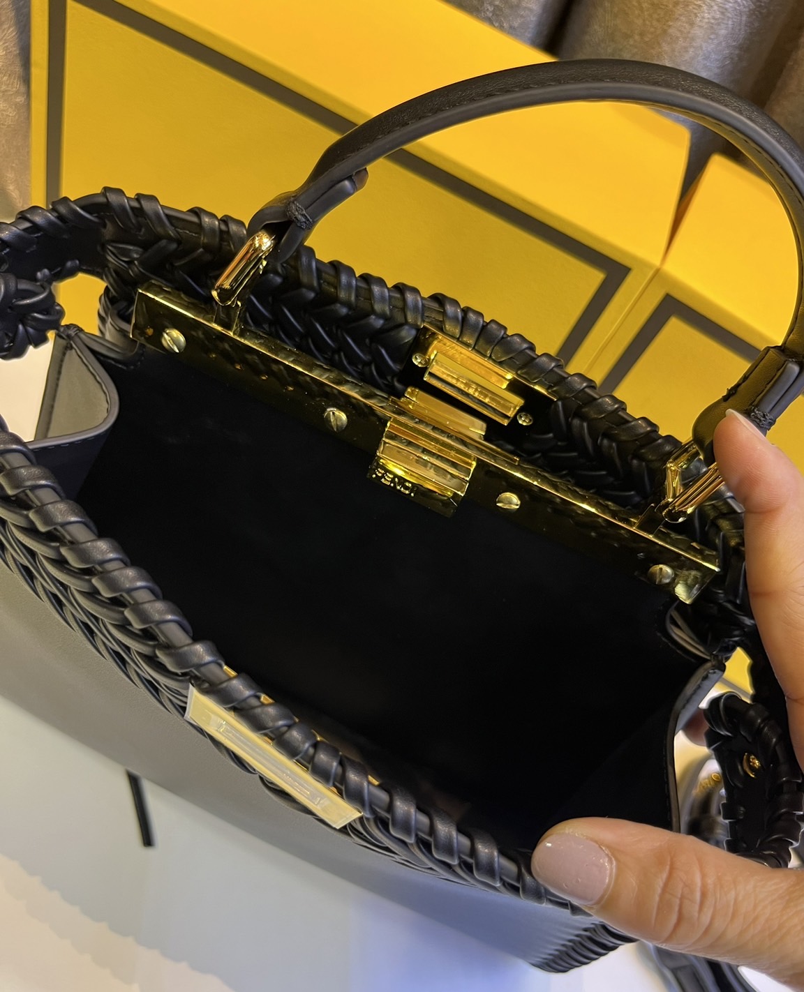 พร้อมส่ง 3 สี FENDI Peekaboo ISeeU Medium interlace leather bag กระเป๋าสะพายดีไซส์สาน ใช้ได้ 2 ด้าน 🧡 เกรดออริจินอล 1:1 สลับแท้