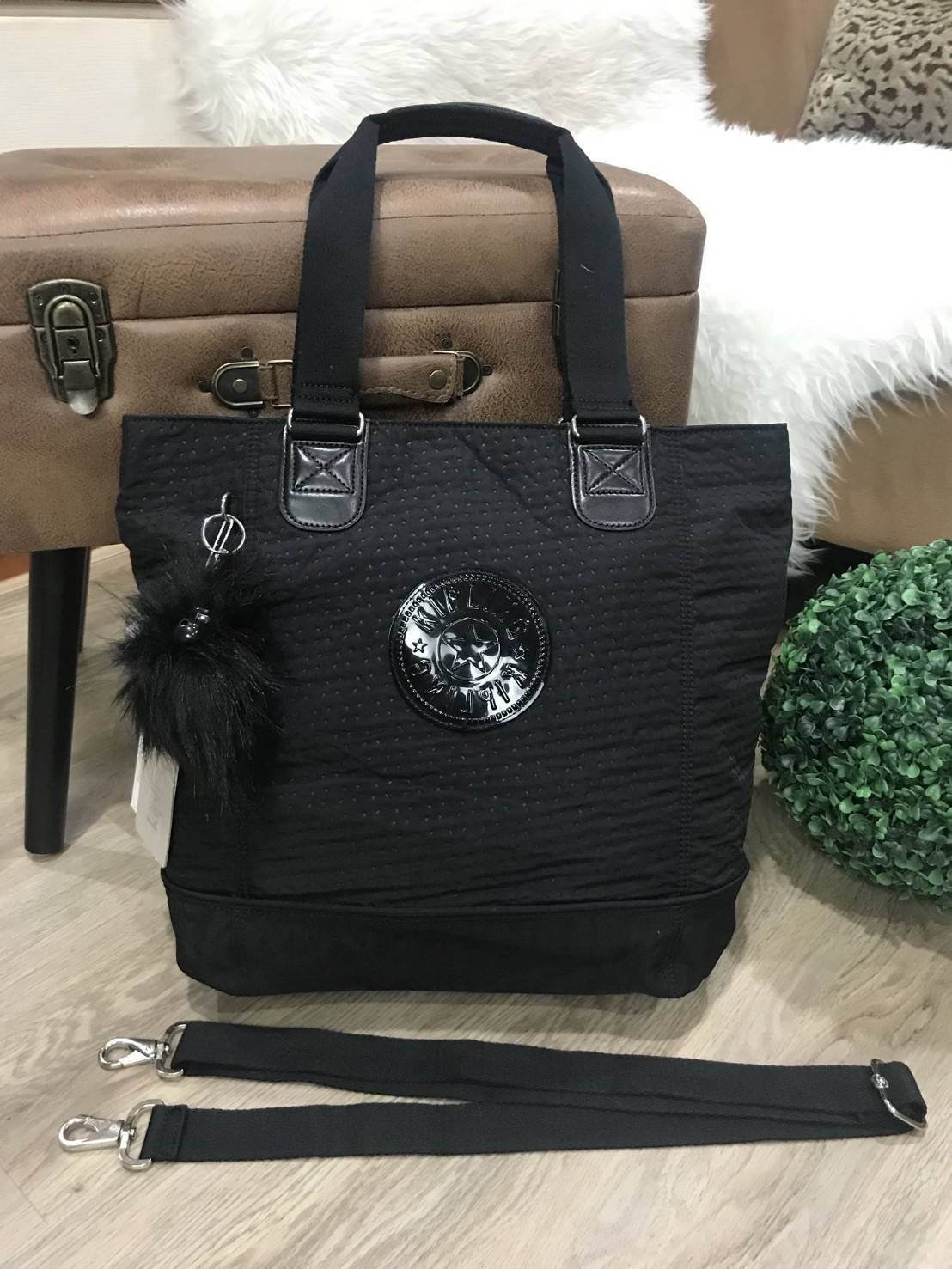 KIPLING SHOPPER BAG รุ่น Limited Rare items! สุดๆ วัสดุ Cotton+Polyester 100% ดีไซน์คลาสสิกมีลูกเล่นที่เทคเจอร์ตัวกระเป๋าสวยเป็นเอกลักษณ์เฉพาะของ Kipling หูหิ้วสะพายไหล่ได้ มือจับหูหิ้วเป็นหนังปั้มโลโก้ พวงกุญเเจลิงถอดเเยกใช้ได้ เปิดปิดด้วยซิป หัวซิปปั้มเ