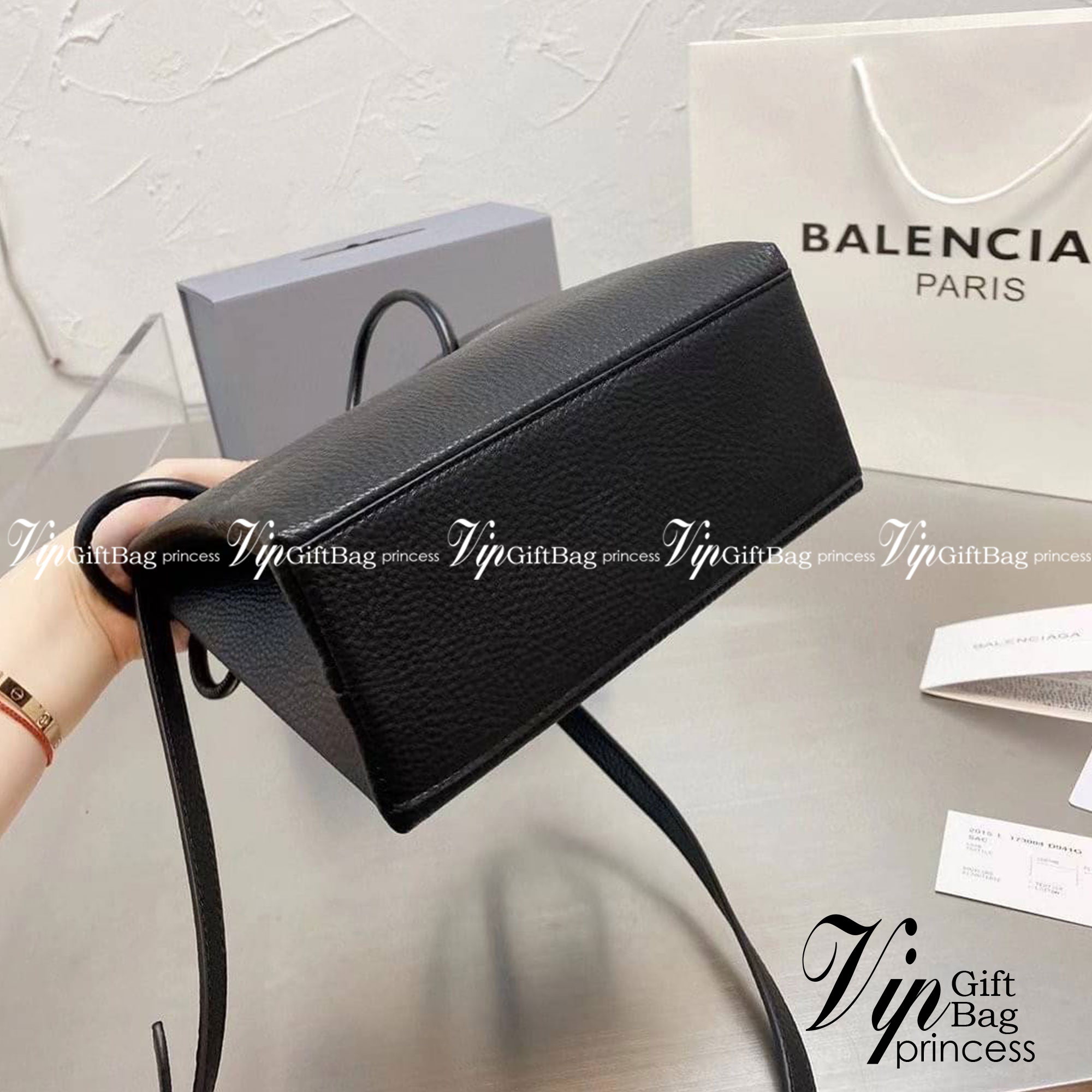 BALENCIAGA Shopping Tote Bag กระเป๋าทรงช็อปปิ้งทรงโท้ท ภายในโล่งๆไปเลย ใส่ของได้สบายๆ จุใจแบบเน้นๆ มาพร้อมสายสะพายครอสบอดี้จะคล้อง จะสะพายข้าง ก็สวยเลิศ ราคานี้คือคุ้มที่สุด ต้องมีแล้วจ้าไอเท็มเด็ดแบบนี้