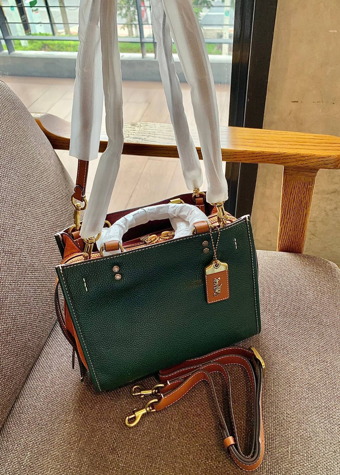 สวยตามซุปตาร์ตัวแม่กันเลยจร้า! COACH ROGUE 25 IN COLORBLOCK((C5575)) 📣พร้อมส่งที่ไทย บอกเลยหลงรักในคุณภาพของหนังแน่นอน! สวยไปกับงานคุณภาพ กระเป๋าหิ้ว//สะพายไหล่//สะพายข้างได้ ทำจากหนังชั้นดีที่สุด จะมีความนิ่มและพองตัวได้สวยงาม ตัดขอบหนังกลับด้านข