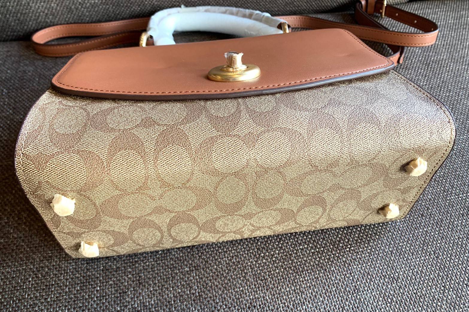 สวย หรู ดูดี รุ่นนี้กัยเลยค่า!! COACH TILLY TOP HANDLE SATCHEL IN SIGNATURE ((76620)) พร้อมส่งความสวย ห้ามพลาดค่ะ! กระเป๋าหิ้ว//คล้องมือ//สะพายข้างได้ ทรงสวย หนังแท้เรียบ+ลายCได้สวยงามค่ะ เปิดปิดกระเป๋าแบบหมุนล็อค ภายในมีช่องหลักใส่ของ2ช่อง สามารถใส่กระเป