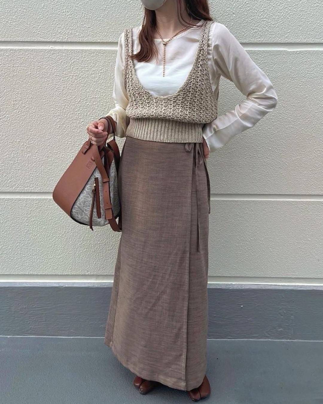 LOEWE ANAGRAM SHOULDER BAG VIP กระเป๋าถือหรือสะพาย รุ่นหายากสุดเลอค่าวัสดุ Anagram Canvas ตัดหนังแท้ Calfskin สุดคลาสสิค ขนาดกำลังดี น้ำหนักเบา ภายในโล่งกว้างและจุ ใส่กล้อง มือถือ ของใช้ได้เยอะ มาพร้อมหูสั้นหนังแท้หิ้วถนัดมือและสายหนังยาวสะพายไหล่หรือ Cro