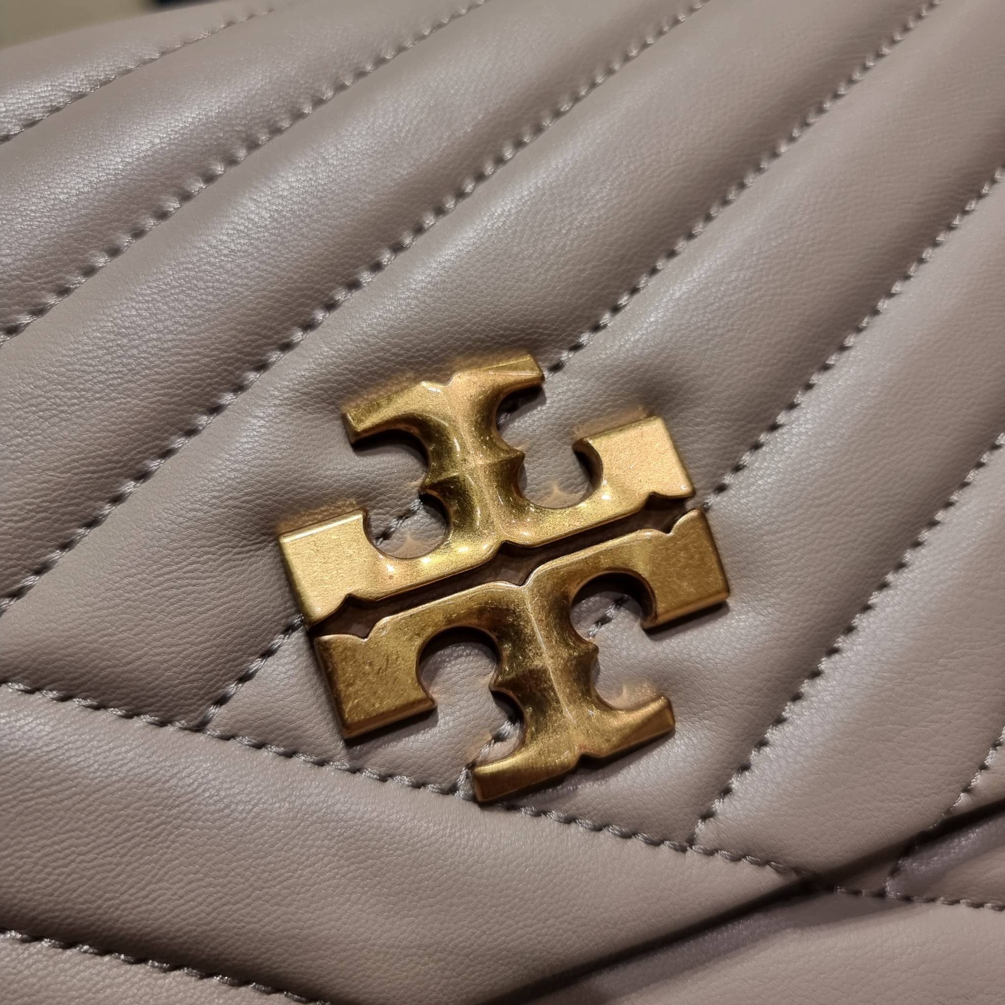 TORY BURCH KIRA CHEVRON CONVERTIBLE SHOULDER BAG กระเป๋าสะพายรุ่นยอดฮิต ไซส์ใหญ่จัดเต็มให้เน้นๆ ใช้ยังไงก็ดูหรู ดีไซน์เฉพาะตัว วัสดุหนังแกะ สัมผัสนิ่ม เปิด-ปิดด้วยกระดุมแม่เหล็ก ภายในเป็นช่องโล่ง แบ่งสัดส่วนไว้ดีมากๆ ใส่กระเป๋าสตางค์ มือถือ เครื่องสำอางค์