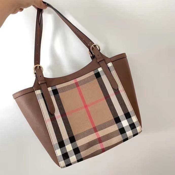 Burberry House Check Derby Canterbury Leather Tote / Burberry Tote Bag กระเป๋าถือหรือสะพายไหล่ วัสดุ canvas +หนังแท้ ภายในโล่ง มี1ช่องซิปและ2ช่องเล็กใส่ตังค์ใส่บัตร น้ำหนักเบา จุของได้เยอะ ครบจบใบเดียวทั้งเที่ยวและไปทำงานคุ้มสุดๆ ไม่ควรพลาดเลยค่า