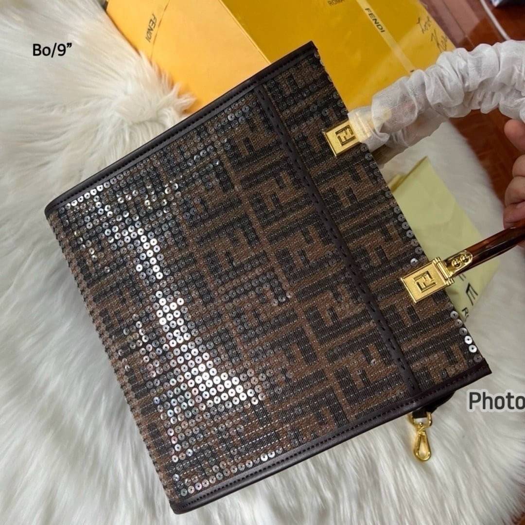 FENDI Sunshine Tote Sequins Shopper Bag กระเป๋าทรงโท้ทปักเลื่อมแวววาวเต็มใบ รุ่นใหม่สวยหรู ทรงตั้งสวยอยู่ทรง สวยหรูดูแพง ภายในโล่งกว้าง ใบขนาดกำลังสวยใช้งานง่าย สะดวกสุดๆ ใบจริงการันตีสวยเกินเบอร์!! ไม่ผิดหวังจ้า