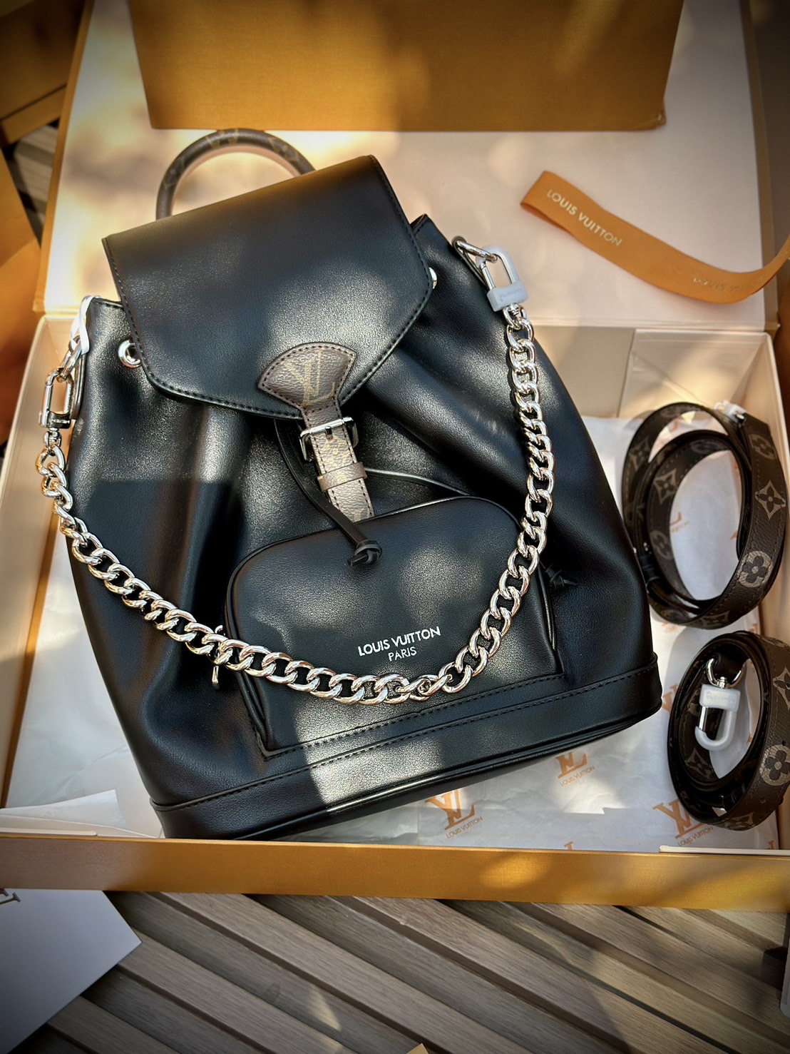 LV Montsouris Vibe PM Backpack bag กระเป๋าเป้รุ่นใหม่สุดหรู หนังแท้สวยเงางามเป็นเอกลักษณ์ 🤍 สินค้าเกรดออริจินอล ภาพถ่ายจากงานขายจริง ใช้งานต่างประเทศได้