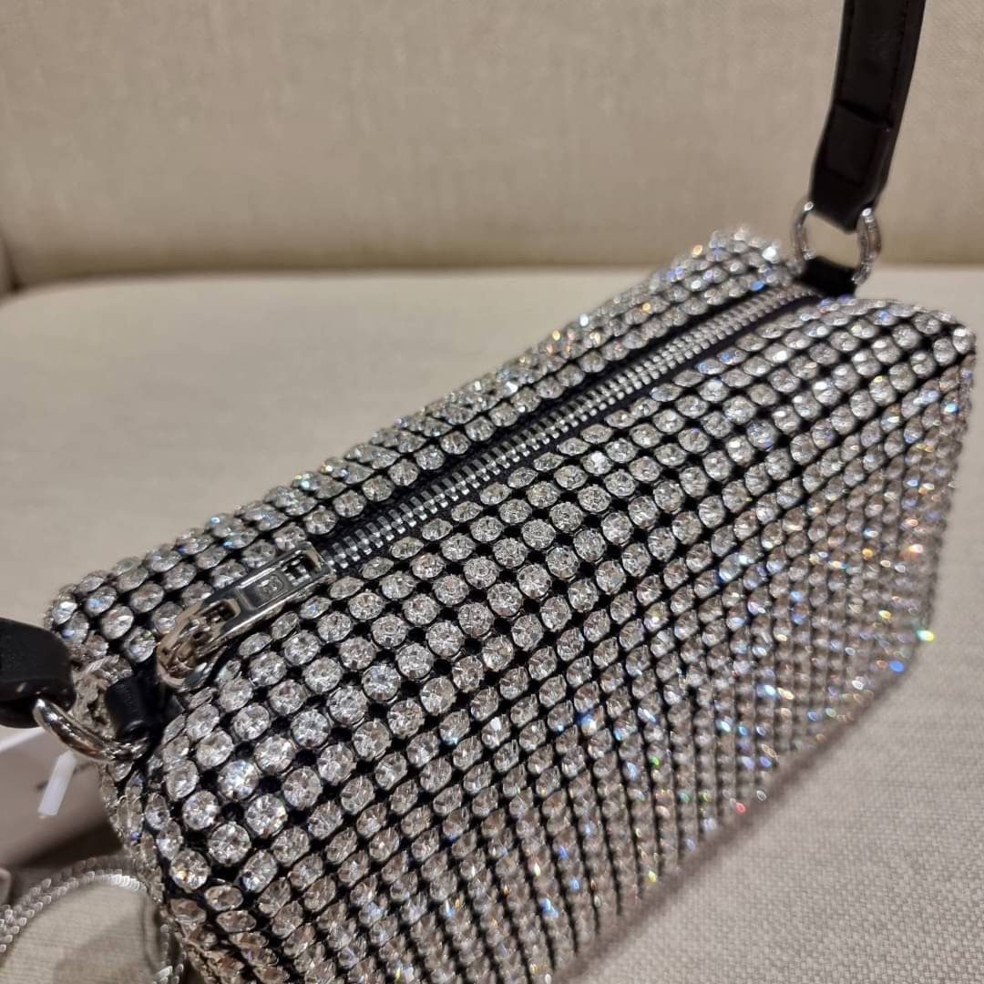 ALEXANDER WANG HEIRESS POUCH IN RHINESTONE MESH จัดให้แบบสุดตัว กับไอเท็มที่สาวๆต่างเรียกร้อง กับกระเป๋าพอชตกแต่งพลอยเทียม หรูหรา โดดเด่น ดูแพง ด้วยการตัดเย็บเรียงร้อยลงบนตาข่ายเนื้อละเอียด ทำให้ดูดีมีราคางดงามจริงๆ เปิด-ปิดด้วยซิป ขนาดกำลังสวย ภายในเป็นช