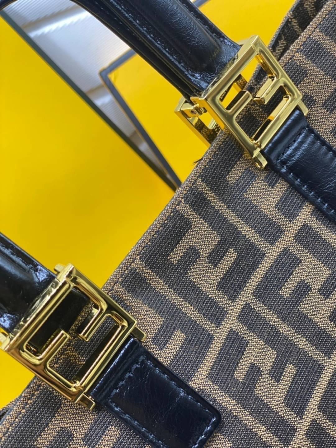 FENDI TOTE BAG 30cm กระเป๋าถือ/สะพายไหล่ ทรงสวย หรู ดูแพงเกินเบอร์!! ⭐️⭐️ วัสดุผ้าท็อปแคนวาสลายแบรนด์เต็มใบ ภายในโล่งกว้าง มาพร้อมหูจับในตัวและสายสะพายไหล่ ใช้งานได้ 2IN1 ✔️👍 ใบนี้จุของได้เยอะมากๆเลยน้า เหมาะกับสาวๆที่สัมภาระเยอะ หรือใช้สะพ