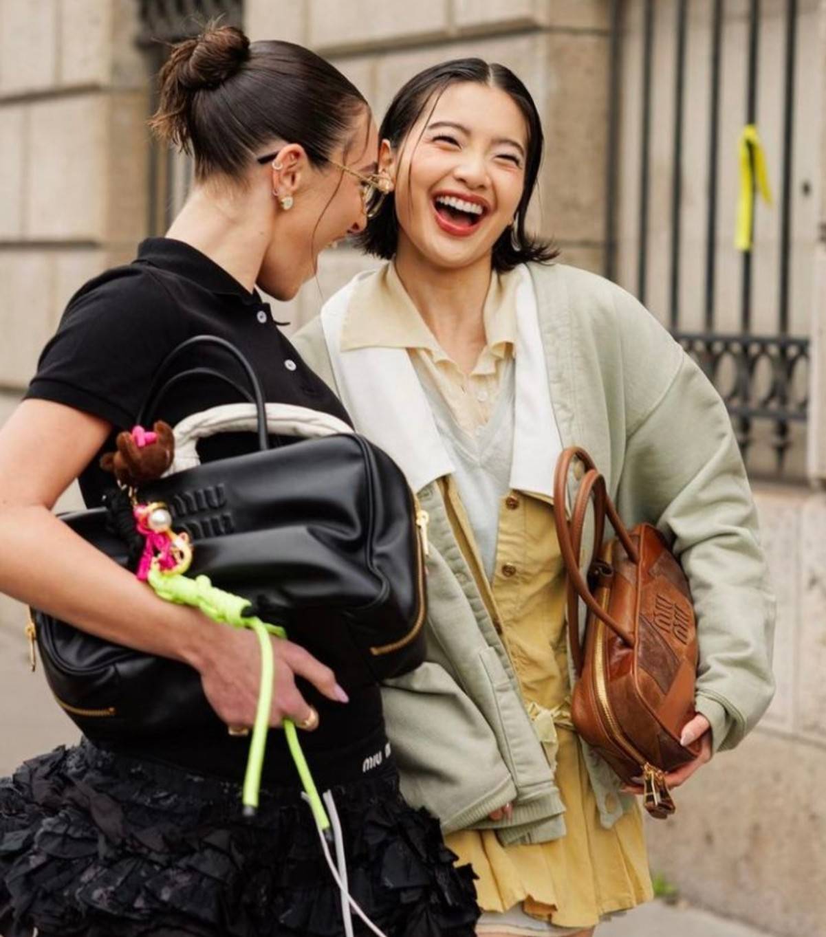 MIU MIU LEATHER BEAU BAG กระเป๋าถือรุ่นสุดจึ้ง ที่ไม่มีตอนนี้คือพลาด ดีไซน์เรียบแต่มากมีอยู่จริง สวยดูแพง หูจับในตัวง่ายและสะดวกพกพา เพียงแค่คล้องไหล่ ขนาดใหญ่จุของได้แบบสบายๆ