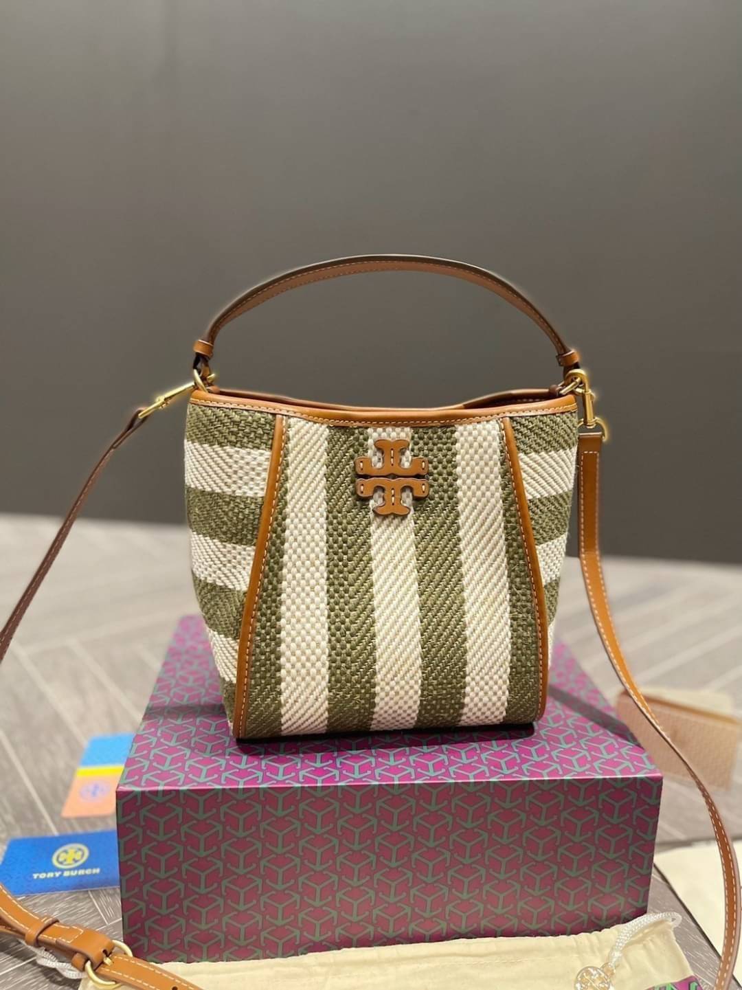 Tory Burch Logo-Plaque Striped Tote Bag - Green / Tory Burch Bucket Bag คอลเลคชั่นใหม่ รูปแบบคลาสสิคโทนเขียว ด้วยวัสดุธรรมชาติสังเคราะห์ พกพาความสวยไปได้ทุกที่ด้วยกระเป๋าทรง Bucket ทันสมัยสุดๆคะ
