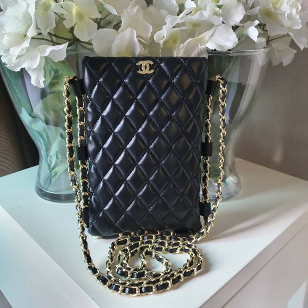 Chanel classic mini quilted with leather chain / CHANEL VIP GIFT CROSSBODY CHAIN BAG / Chanel Phone Bag กระเป๋าทรงสะพายข้าง ที่กำลังมาแรงมาในตอนนี้ ตัวกระเป๋าเป็นกระเป๋าสตางค์หนังพียูพรีเมี่ยม อะไหล่ทองทั้งใบ ด้านหน้าประดับโลโก้ CC สุดหรู