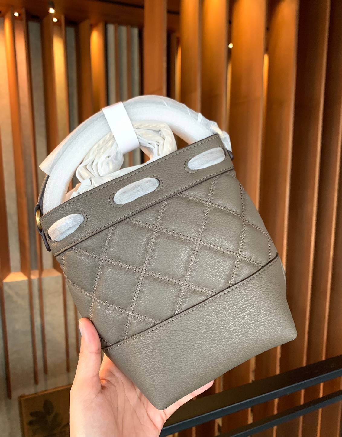 น้องสวยเกินเบอร์ คุณภาพแน่น จำนวนจำกัด! TORY BURCH MINI WILLA BUCKET BAG พร้อมส่งที่ไทย แนะนำต้องมีค่า กระเป๋าทรงจนมจีบ หนังแกะแท้((หนังแกะจะมีคุณภาพดีและแพงกว่าหนังวัวนะคะ)) ลายหนังสวย เดินด้ายลายนวม สัมผัสแล้วสาวๆหลงรักแน่นอนค่าา