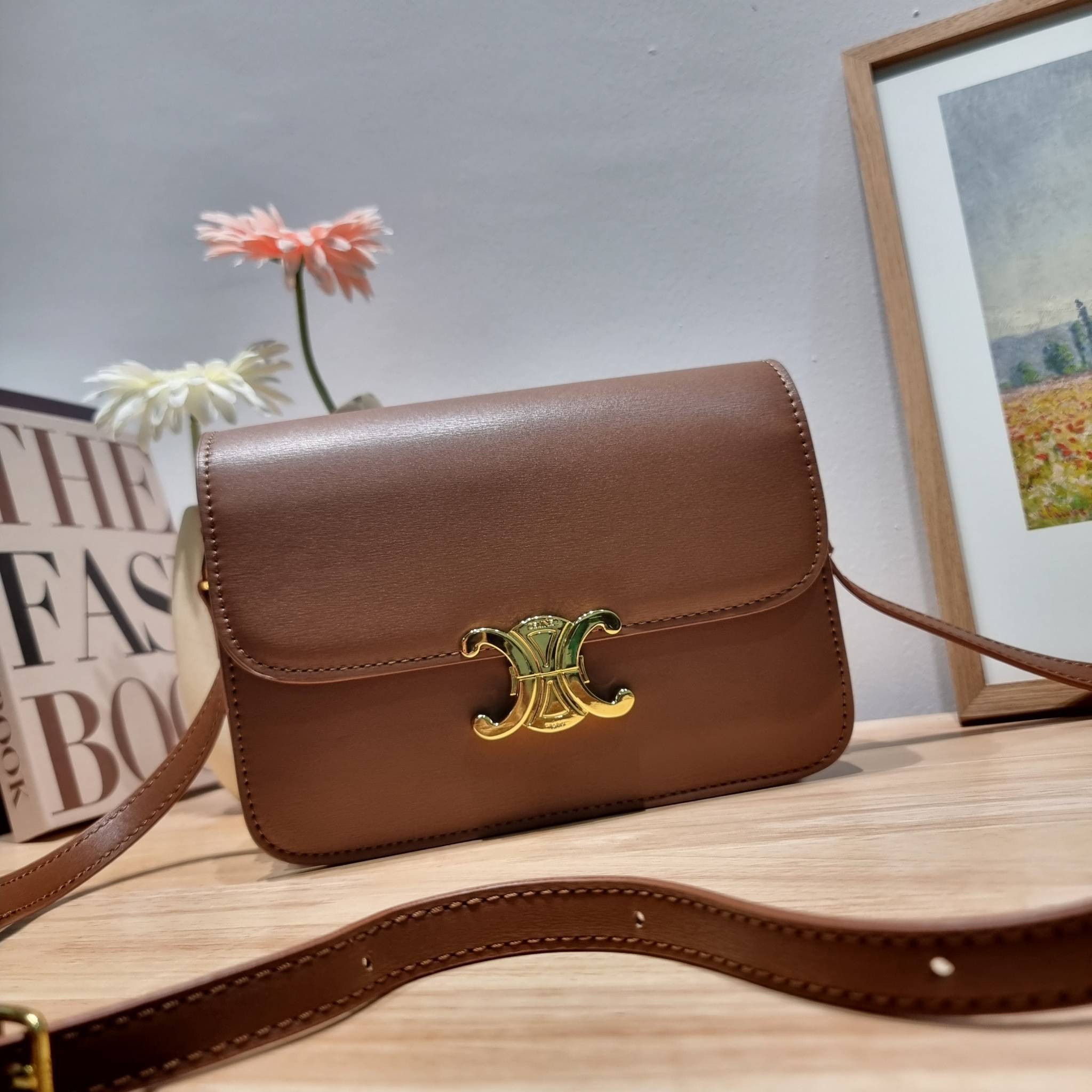 CELINE CLASSIQUE TRIOMPHE BAG IN SHINY CALFSKIN ไอเท็มสุดคลาสสิค ที่ขาดไม่ได้ กระเป๋าสะพายทรงสวยคลาสสิค แฝงความผู้ดี ที่ใช้ได้ทั้งชายหญิง