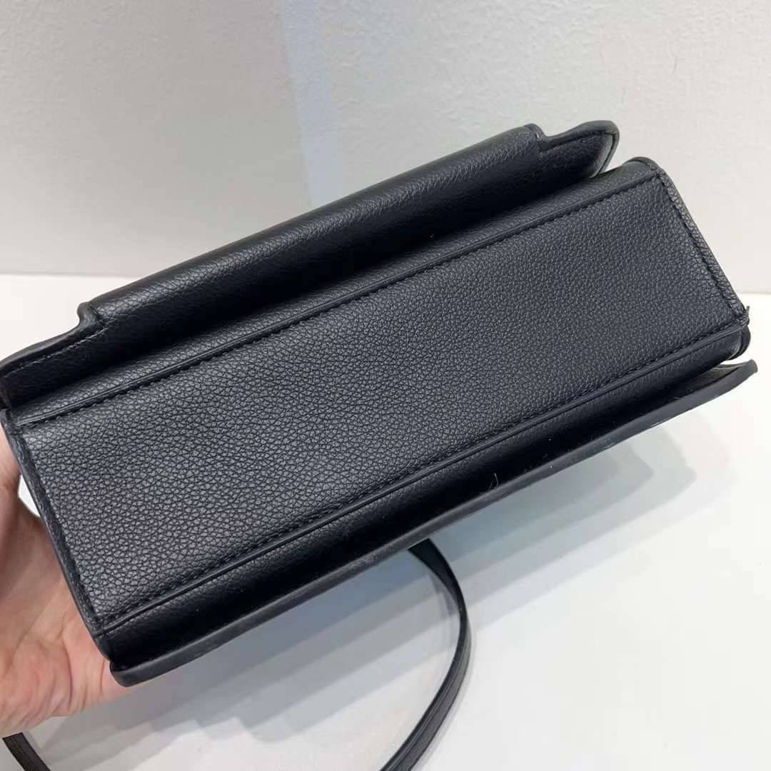 Givenchy GV3 Small Leather 25cm รุ่นยอดนิยม กระเป๋าสะพายหนัง เปิดหน้า อะไหล่ทอง งานสวยเป๊ะอะไหล่ปั้มทุกจุดสวยหรู ดูเป็นคนมีเทสดีเลยค่าา ดีไซน์คือสวยมีคลาส มีระดับสุดๆ พร้อมสายโซ่อะไหล่ทอง ละมุนตามากค่าา