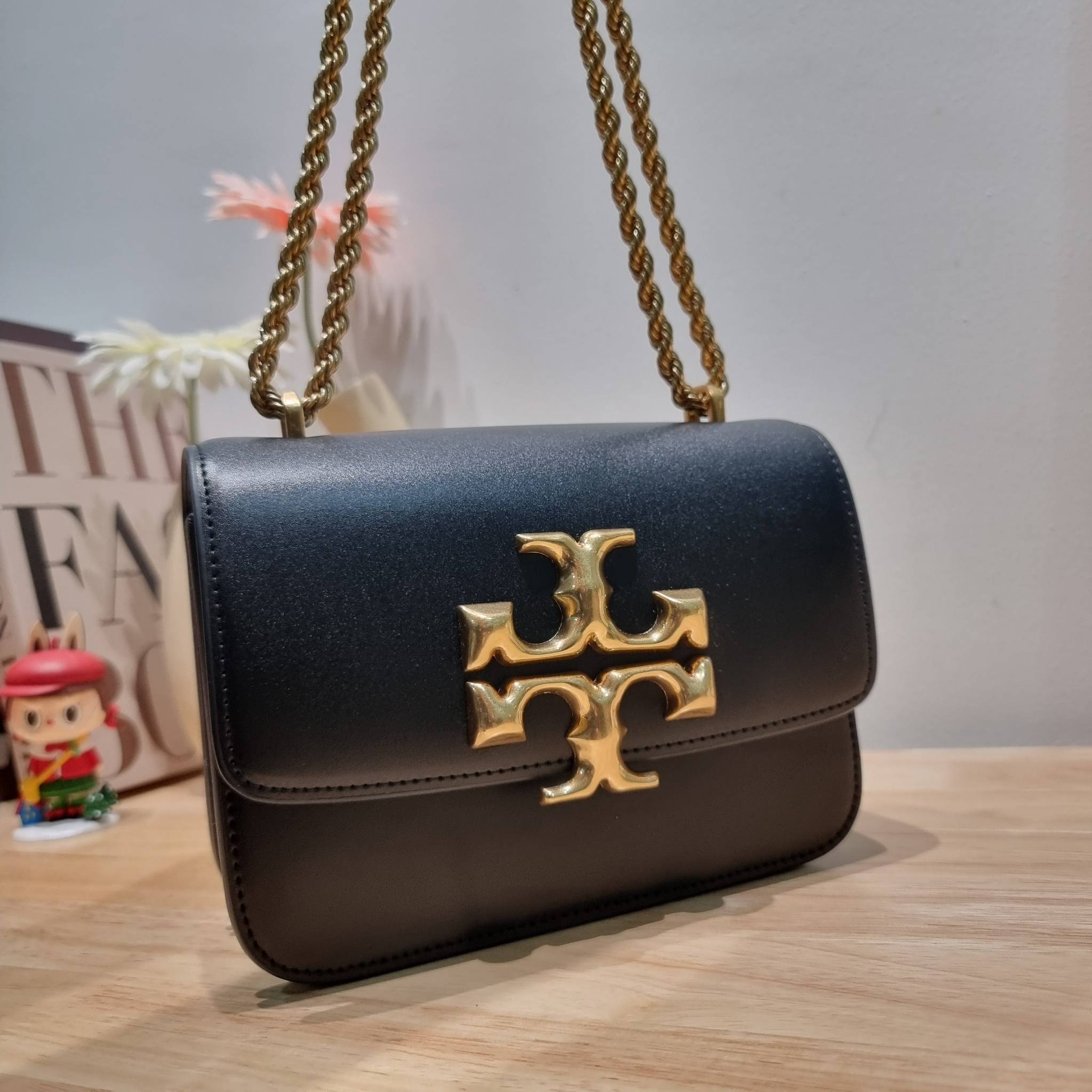 Tory Burch Bag / TORY BURCH ELEANOR SMALL CONVERTIBLE SHOULDER BAG ฮอตไอเท็ม รุ่นนี้ขายดีขายหมด สวยหรู คุณหนู ผู้ดี!! หายากมากแล้วน้า กระเป๋าสะพายข้าง ดีไซน์อยู่ทรง ขนาดกำลังสะดวกใช้ เปิด-ปิดด้วยแถบแม่เหล็ก ภายในแบ่งสัดส่วนได้เป็นอย่างดี