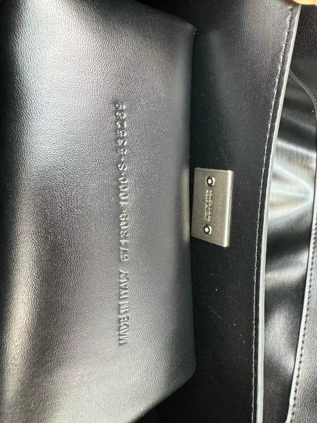 Balenciaga Rodeo Small Handbag in Black 25cm กระเป๋าสะพายหนังเรียบผิวสัมผัสนุ่มสบายผิว ดีไซน์เรียบหรูตามเอกลักษณ์ของแบรนด์ ภายในโล่งกว้าง จุของได้เยอะ ใบจริงน้องสวยน่าใช้มาก