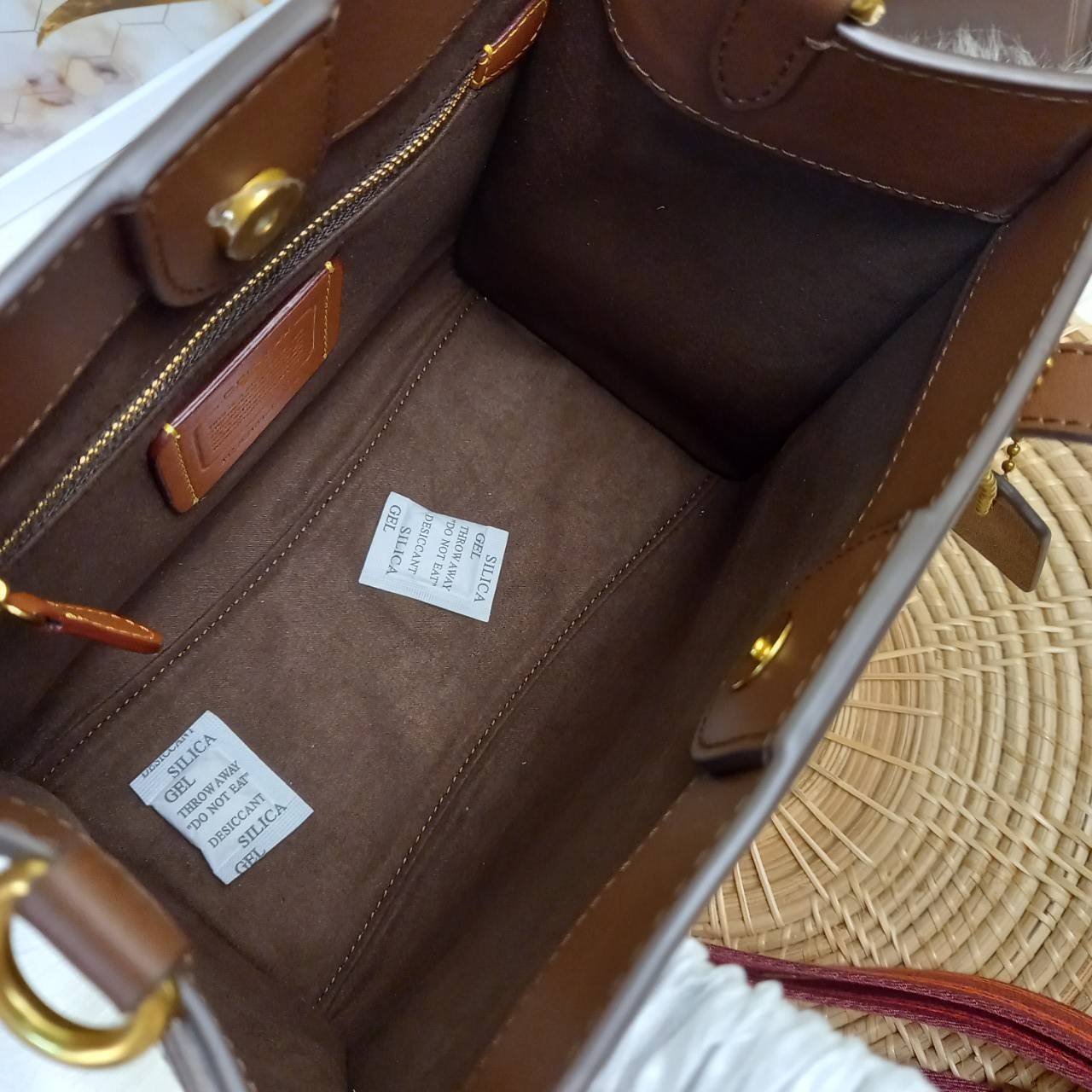 ใบนี้ ช่วยให้ชีวิตง่ายขึ้นเยอะเลย🌈🌺>>COACH FIELD TOTE 22 IN SIGNATURE JACQUARD(COACH C3865) 🍁กระเป๋าถือ สะพาย รุ่น Unisex ใช้ได้ทุกเพศวัย ขนาดเหมาะต่อการใช้งานในแต่ละวันมากๆ //วัสดุ jacquard ลาย signature ตกแต่งดีเทลด้วยหนังแ