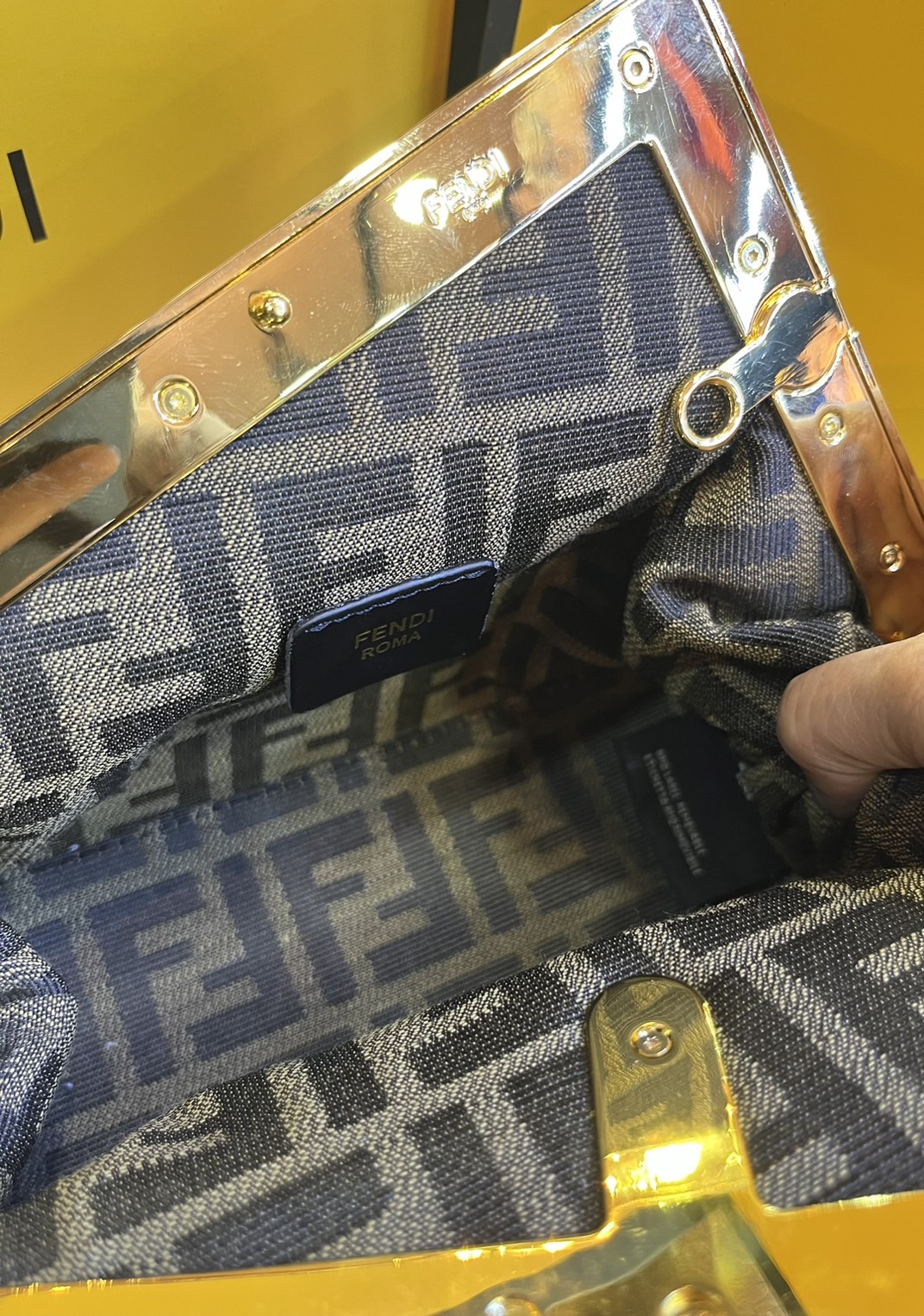 พร้อมส่ง 6 สี FENDI First Midi bag กระเป๋าทรงคลัชมาพร้อมสายสะพาย รูปลักษณ์สวยงามทันสมัย 🧡 เกรดออริจินอล 1:1 สลับแท้ ใช้งานต่างประเทศได้