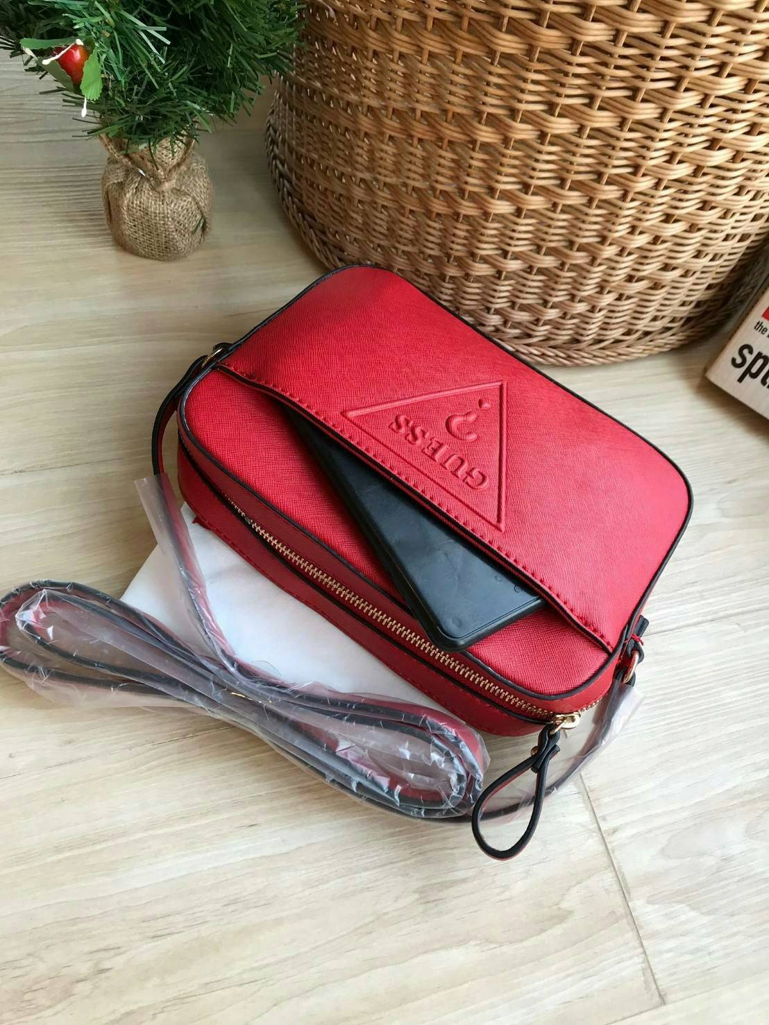 GUESS CROSSBODY BAG กระเป๋าสะพายรุ่นใหม่ ทรงเหลี่ยมตั้งอยู่ทรง วัสดุหนังSaffiano ด้านหน้าปั้มลายโลโก้นูน เปิดปิดด้วยซิปเดียวด้านบน ภายในกว้างใส่กระเป๋าสตางค์ใบยาวได้ ด้านหน้ามีช่องเล็ก1ช่อง ภายในมีช่องซิปเล็ก1ช่อง แยกเป็นสัดส่วน ด้านในบุผ้าลายสกรีน น้ำหนั