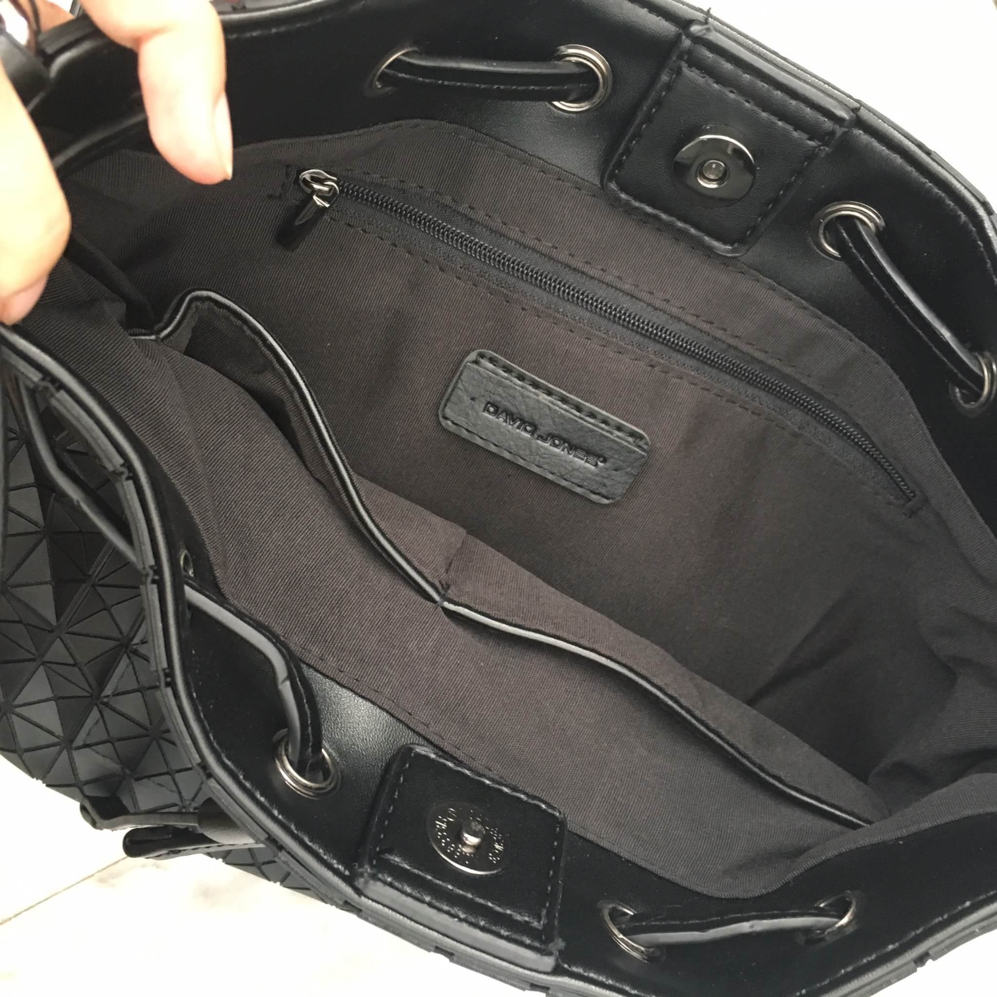 ทรงขายดี น่ารักมาก Size L คะ David Jones Bucket Leather (bag) กระเป๋าสะพายข้างดีไซน์เกร๋มาก สีดำสวยมาก #chic รุ่นนี้ รูปแบบน่ารัก แอบเก๋ด้วยดีไซด์ของตัวกระเป๋า และที่มัดสายกระเป๋า ด้านหน้ามีช่องเก็บของให้คะ ภายในมีช่องเก็บของจุกจิกได้ #มีถุงผ้าแบรนด์ให้คะ