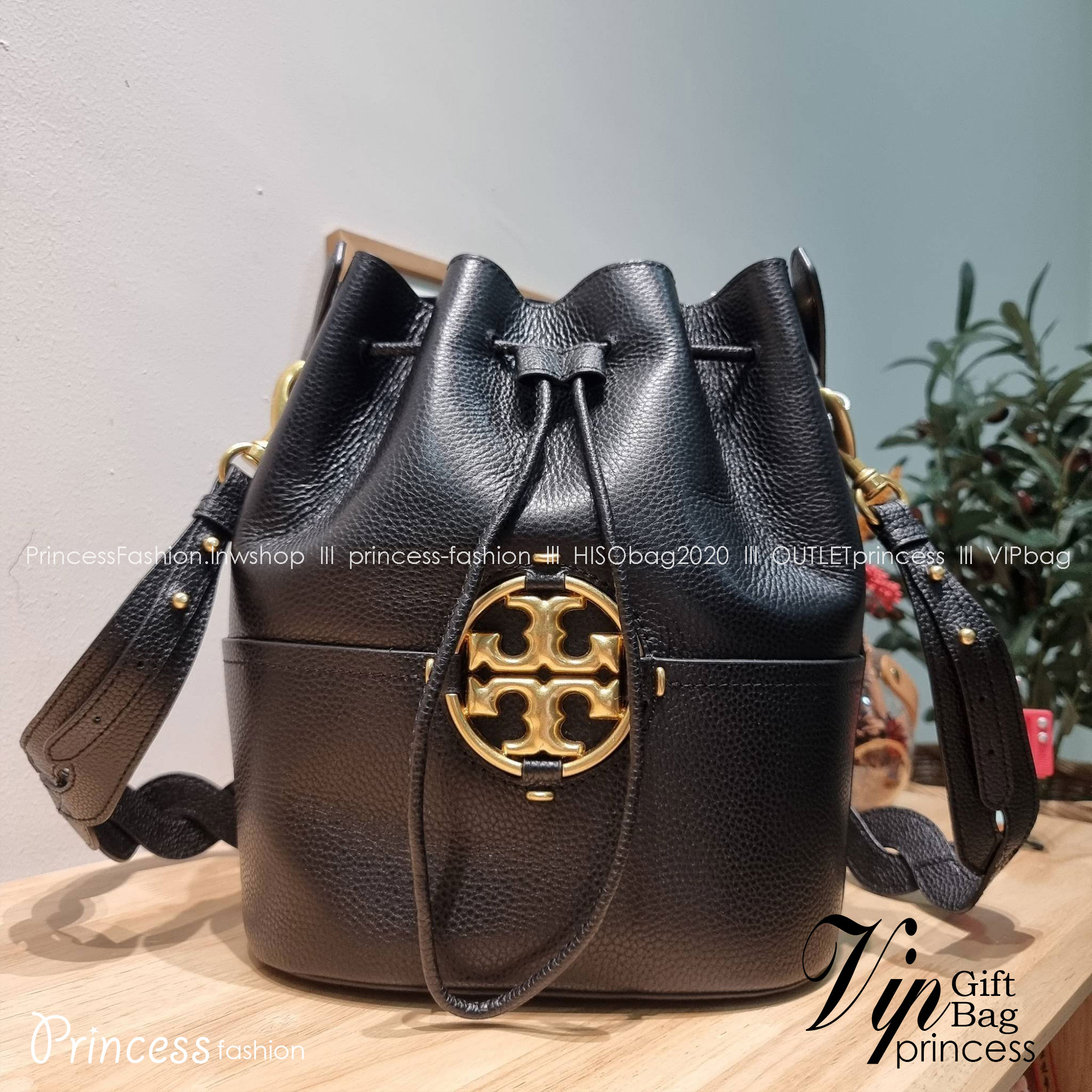 TORY BURCH MILLER BUCKET BAG / Tory Burch Bag รุ่นยอดนิยม สวยหรู ดูผู้ดี กับกระเป๋าสะพายบัคเก็ตใบใหญ่ โดดเด่นด้วยโลโก้สีทอง รูปทรงคลาสสิค ใช้งานง่ายด้วยหนังรูด