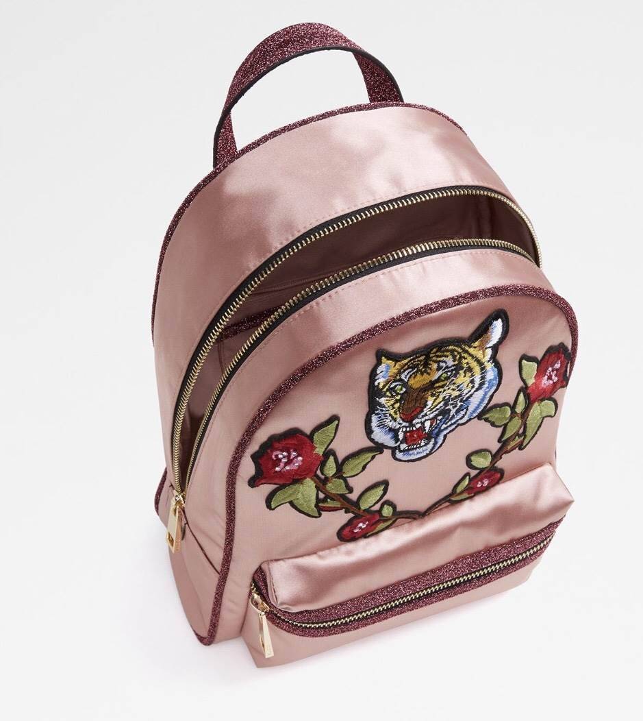 ALDO Grawn Satin Backpack with Tiger&Rose Patches กระเป๋าเป้สะพายหลังจาก ALDO แบรนด์ดังแคนนาดา ดีไซน์สุดชิคปักลายเสือและดอกไม้สวยทั้ง2สี ด้านหน้ามี 1 ช่องซิป เปิดปิดด้วยซิปคู่สะดวกใช้ ภายในมีโลโก้ ช่องซิปและช่องใส่ของ จุได้เยอะ ใส่ ipad ได้ น้ำหนักเบา หูจ