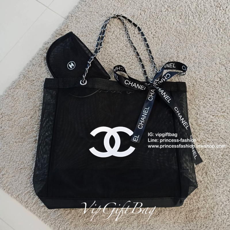 สีเงินสุดหรู **ถึงไทยแล้วค่ะ ---- ซื้อ1ได้ถึง2 !!! ---- Chanel Shopping Ribbin bag Chain With + Cosmetic Pouch กระเป๋าสะพายใบใหญ่ทรง Shopping พร้อมกระเป๋าใส่เครื่องสำอางค์ ใบเล็ก จากงานพรีเมี่ยมกิ้ฟของแท้นำเข้าจาก Chanel Perfume Counter ใบใหญ่วัสดุ Nylon 
