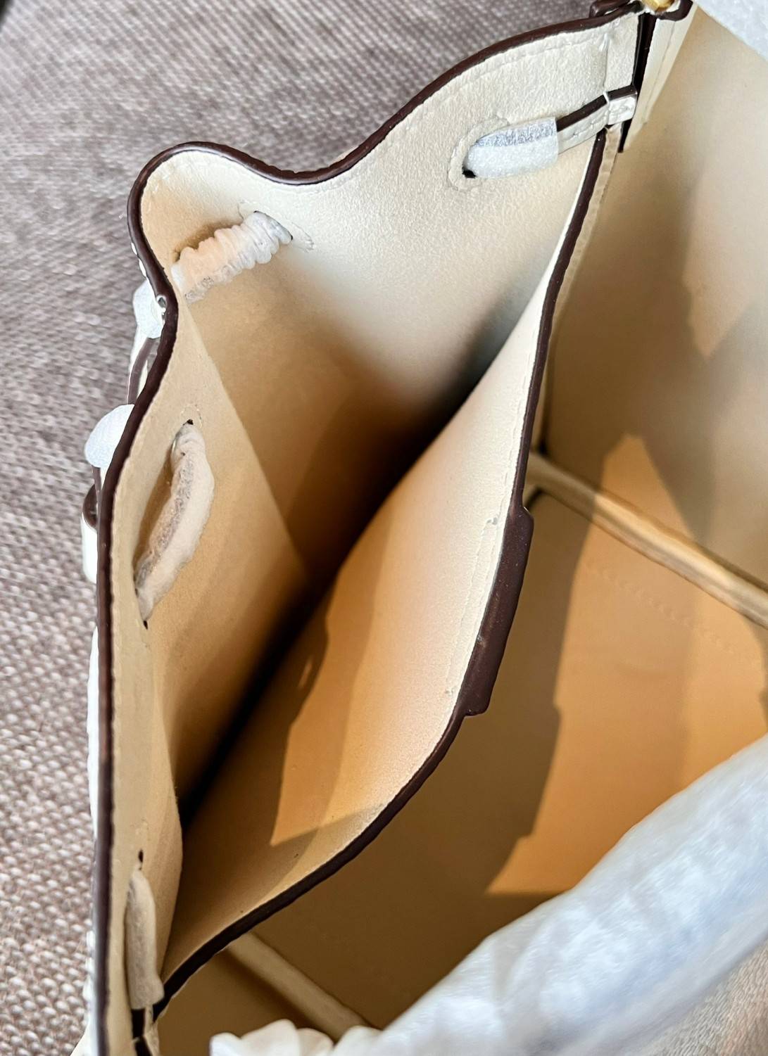 TORY BURCH MCGRAW DRAGONFLY MINI SATCHEL ((90474)) พร้อมส่งที่ไทย แนะนำต้องมีติดตัว สวยมากๆ! กระเป๋าหิ้วหรือสะพายข้างได้ หนังแกะนิ่มสวย อย่างดีเลยค่ะ ดีเทลด้านหน้าแบบหูรูด ปากกระเป๋าเปิดปิดแบบกระดุมแปลก ภายในโล่งกว้าง ใส่ของได้ครบครันหายห่วงค่ะ; มีช่องให้